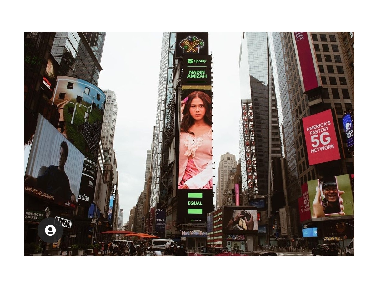 Sosok Nadin di layar raksasa di sudut Manhattan, NY, AS. 
