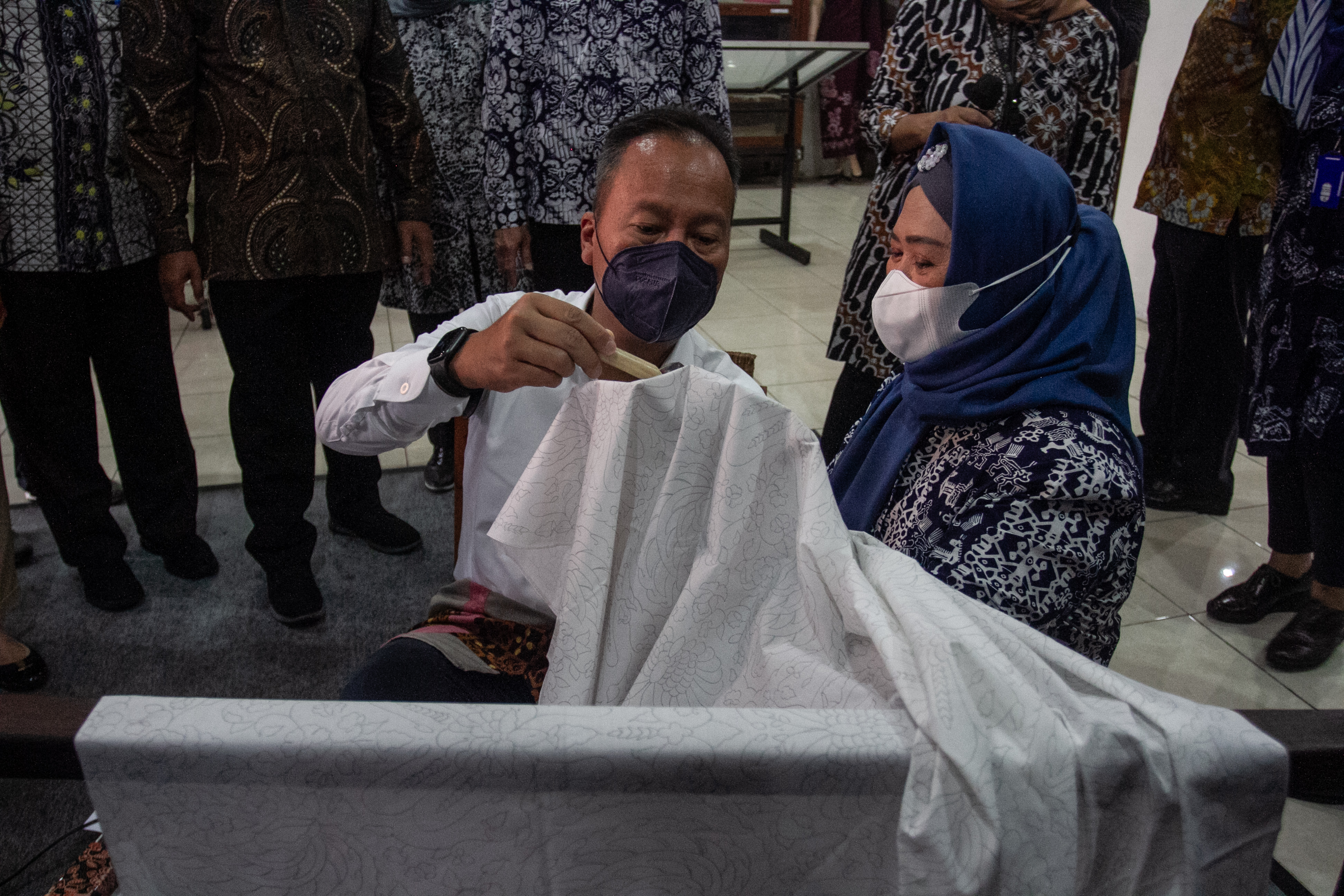 Menteri Perindustrian Agus Gumiwang Kartasasmita membatik di BBKB, Semaki, Umbulharjo, Yogyakarta, Rabu (19/5).