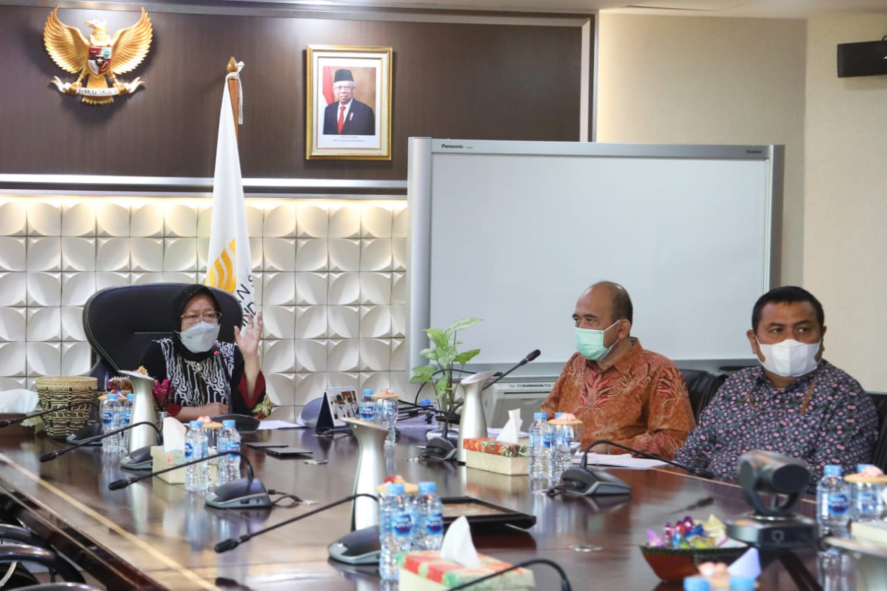 Mensos Tri Rismaharini saat konferensi video dengan Dinas Sosial dan Tagana di Jakarta, Jumat (28/5).