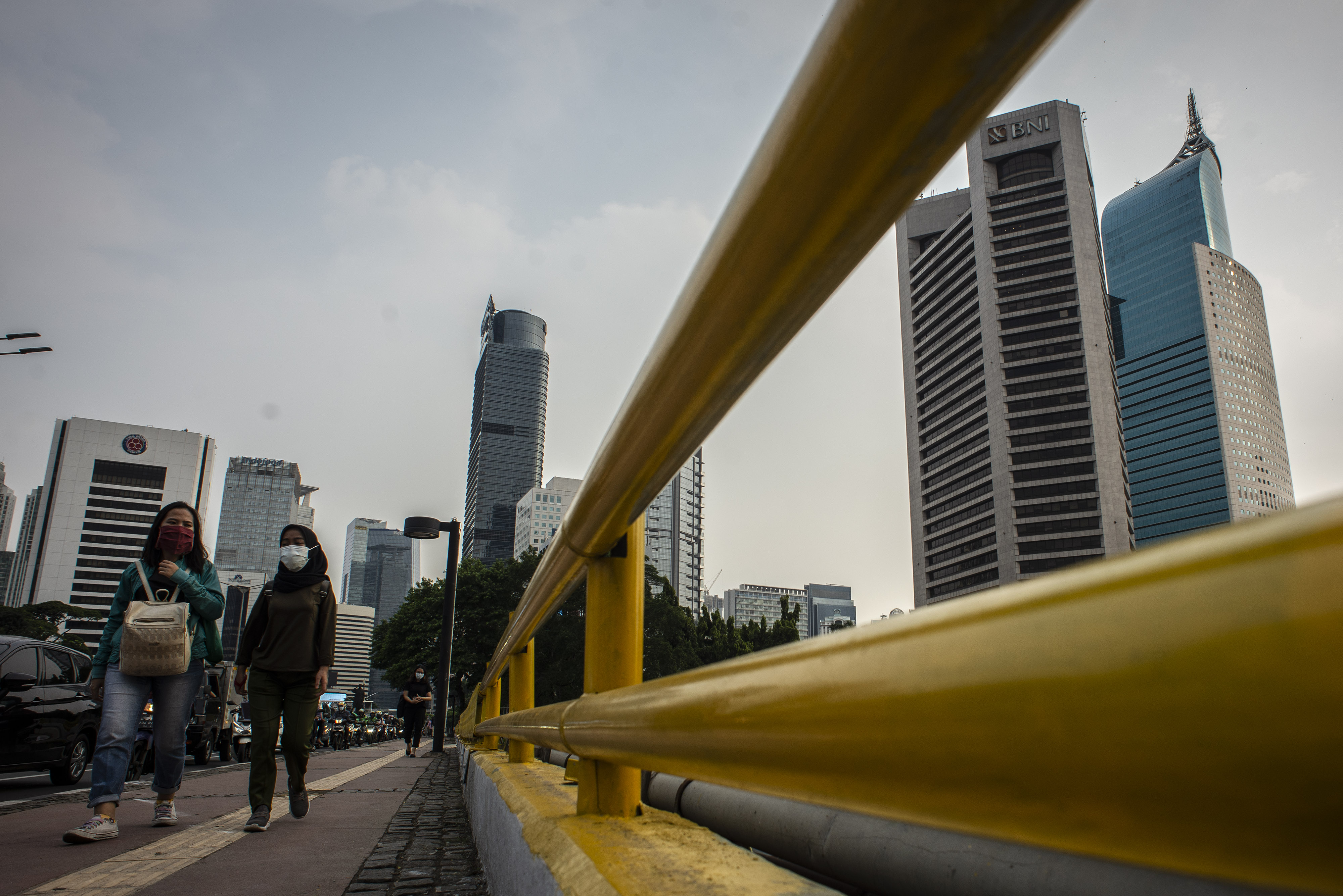 Warga berjalan di jalur pedestrian kawasan Sudirman, Jakarta.