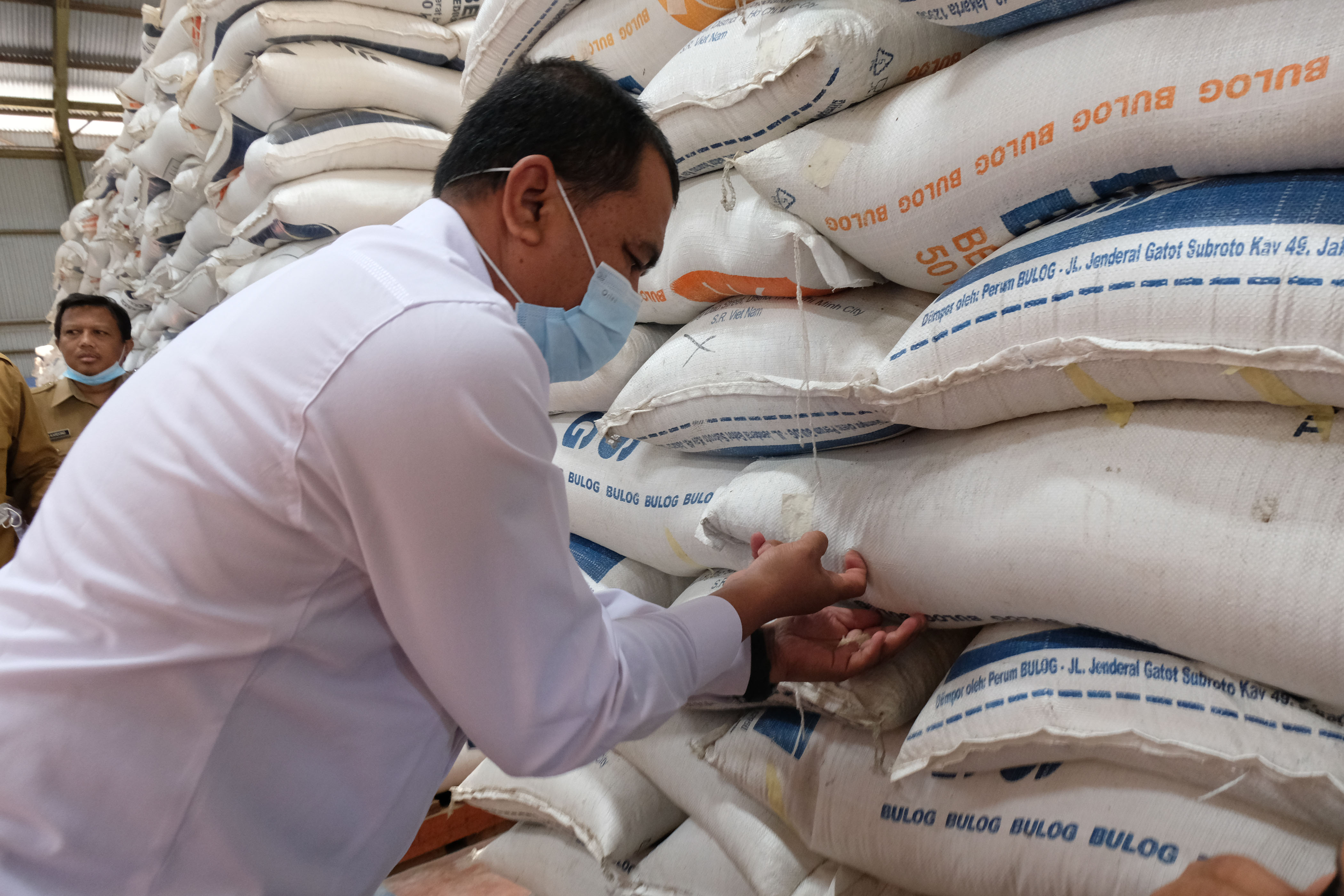 Pegawai Bulog memeriksa kualitas beras saat inspeksi mendadak kebutuhan pokok jelang Idul Fitri di gudang Bulog Bengkal, Kranggan Temanggung