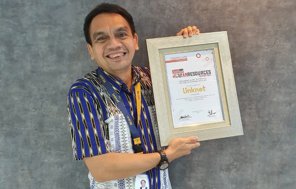 Yosafat Hutagalung, Chief Human Capital Officer PT Link Net Tbk saat menerima penghargaan. 