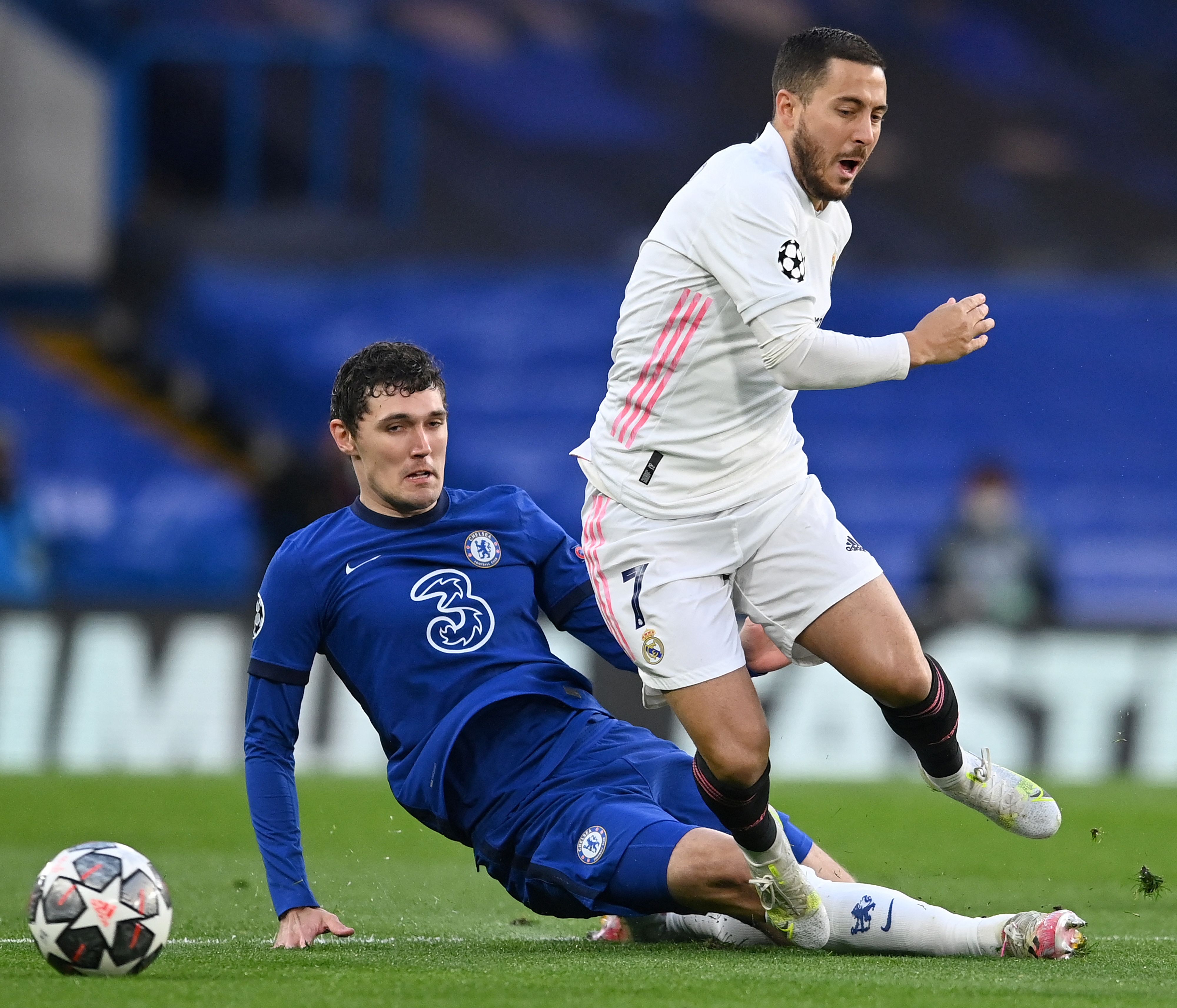 Pemain Real Madrid Eden Hazard (kanan)