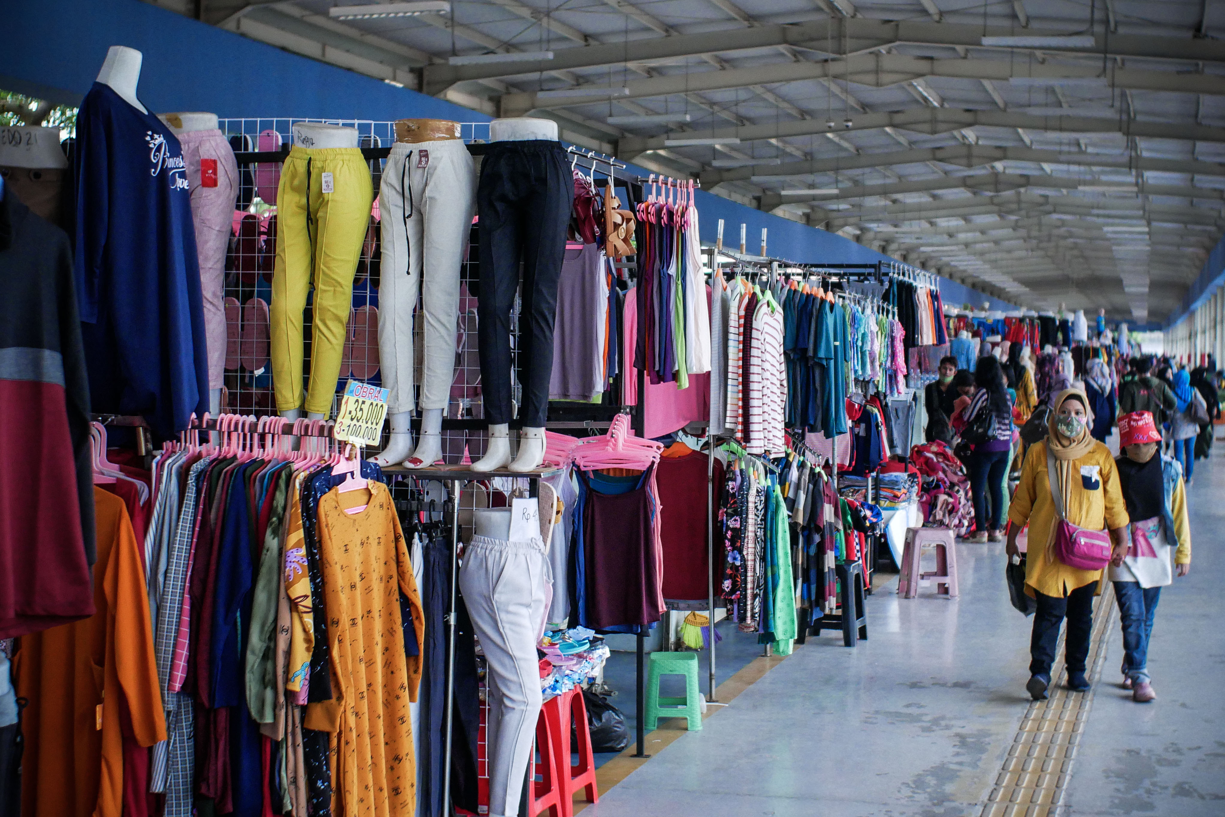 Pedagang sandang/pakaian sepi pembeli menyiasati berjualan melalui daring agar tidak merugi.