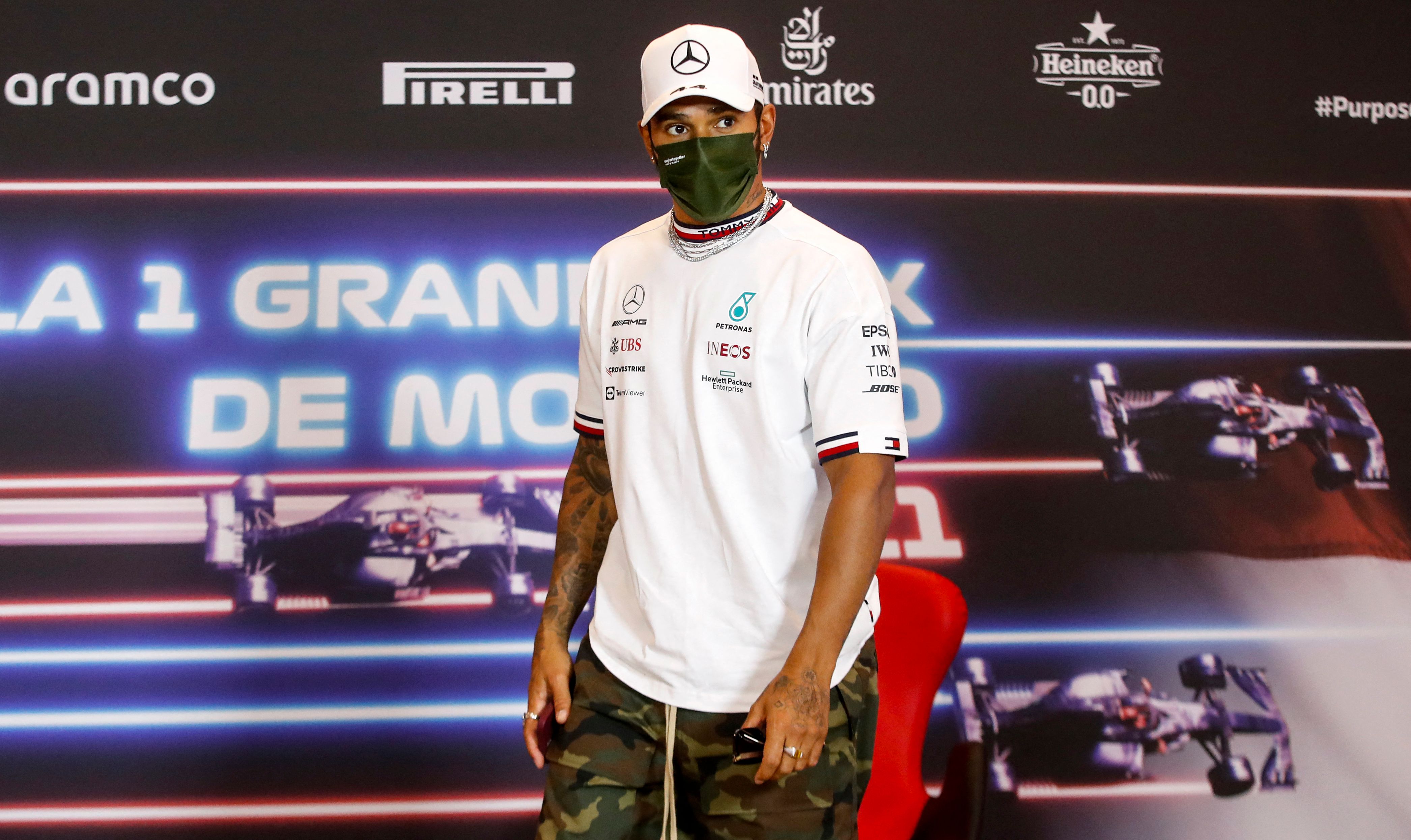 Pembalap tim Mercedes, Lewis Hamilton, usai mengikuti jumpa pers di Monako, Rabu (19/5). 