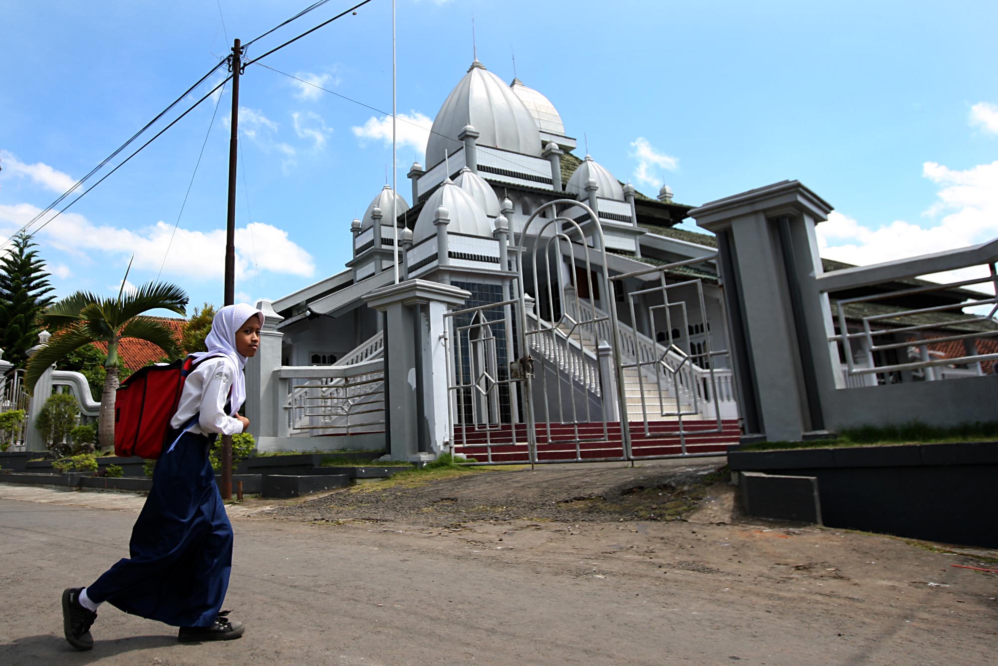   MASJID An-Nur, milik jamaah Ahmadiyah di Desa Manis Lor, Jalaksana, Kabupaten Kuningan, Jawa Barat, sempat disegel massa dan Satpol PP. 