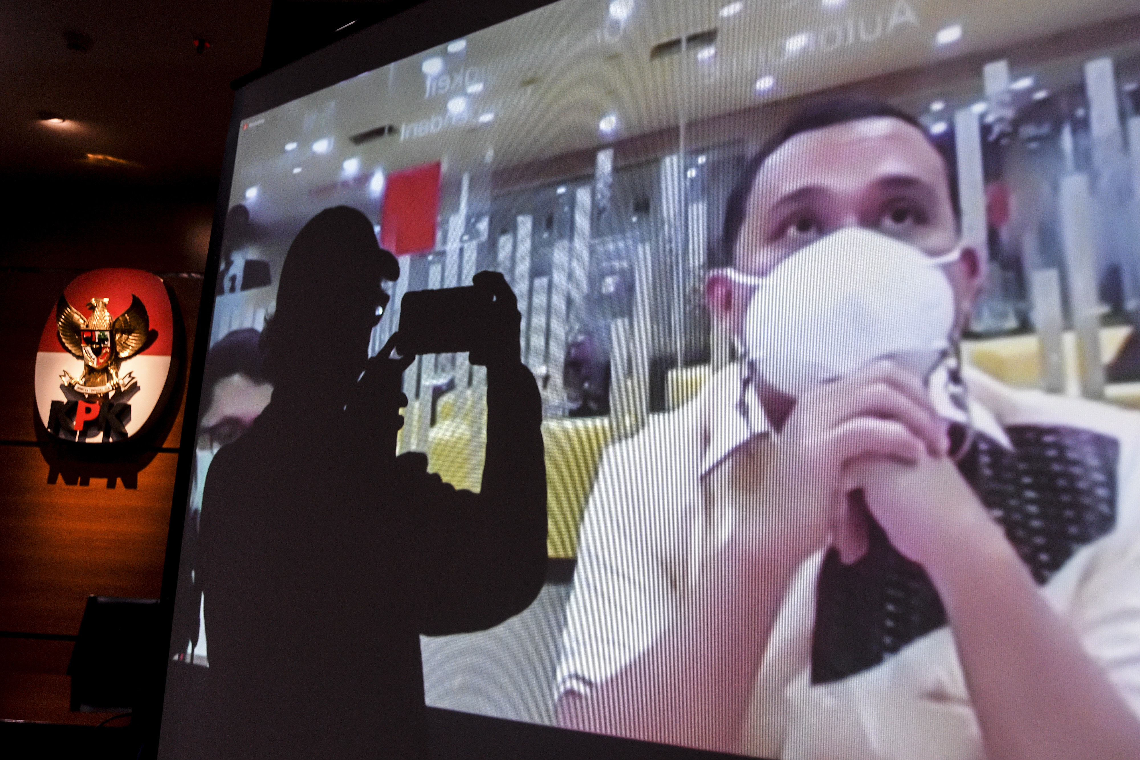 Wartawan mengambil tayangan sidang terdakwa suap pengadaan bansos covid-19, Harry Van Sidabukke.