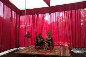 Sepasang pengantin baru di Jorong Kapalo Koto, Nagari Sungai Pua, Kabupaten Agam Sumatra Barat.