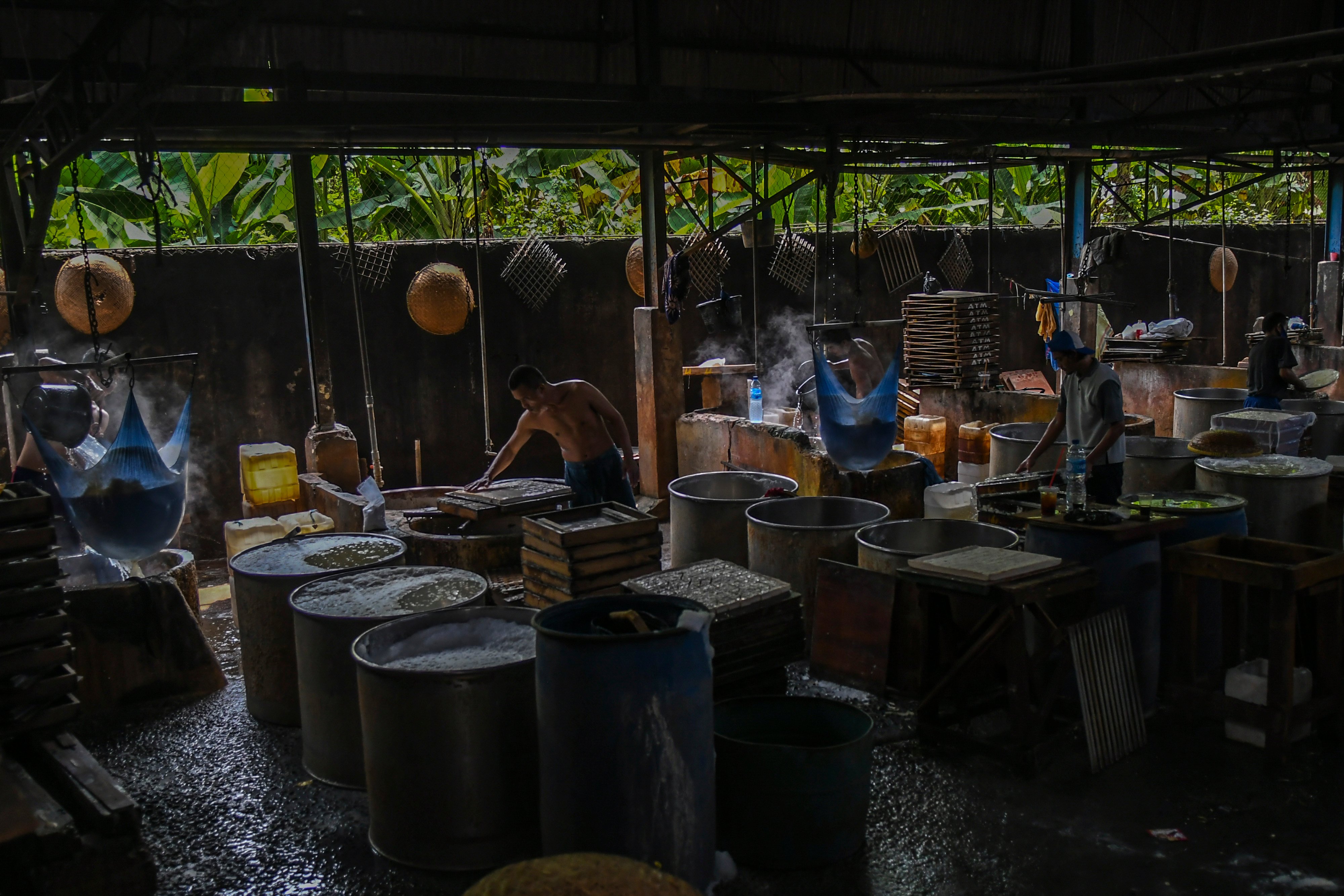 Pekerja menyelesaikan pembuatan tahu di kawasan Duren Tiga, Jakarta, Jumat (30/4/2021). 