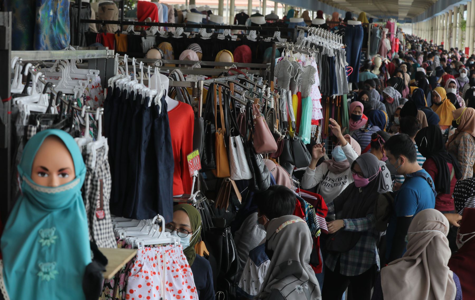 Pengunjung berdesakan di Pasar Tanah Abang