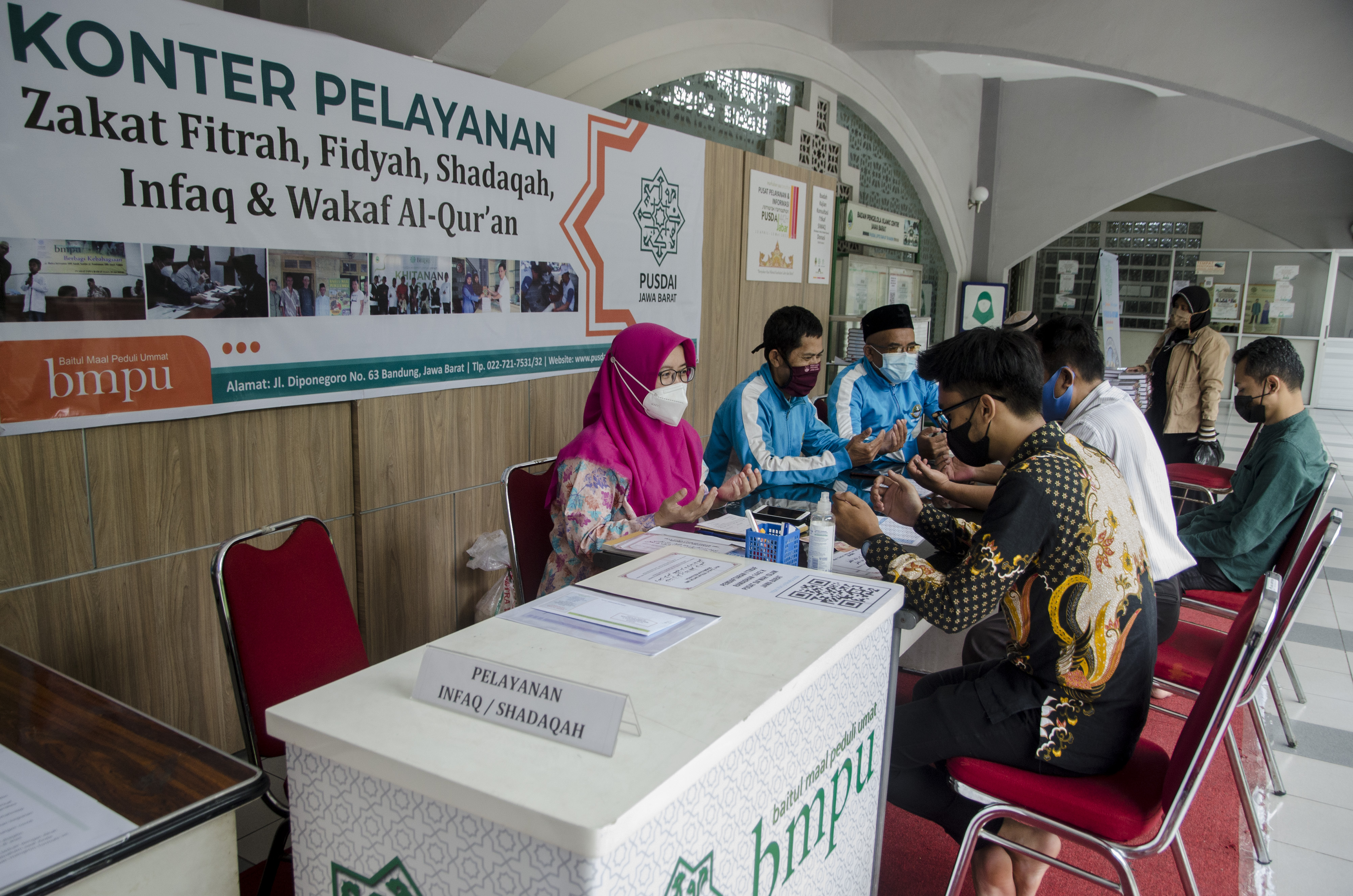 Amil Zakat menerima pembayaran zakat fitrah dari warga wajib zakat di Masjid Pusdai, Bandung, Jawa Barat, Kamis (6/5/2021). 