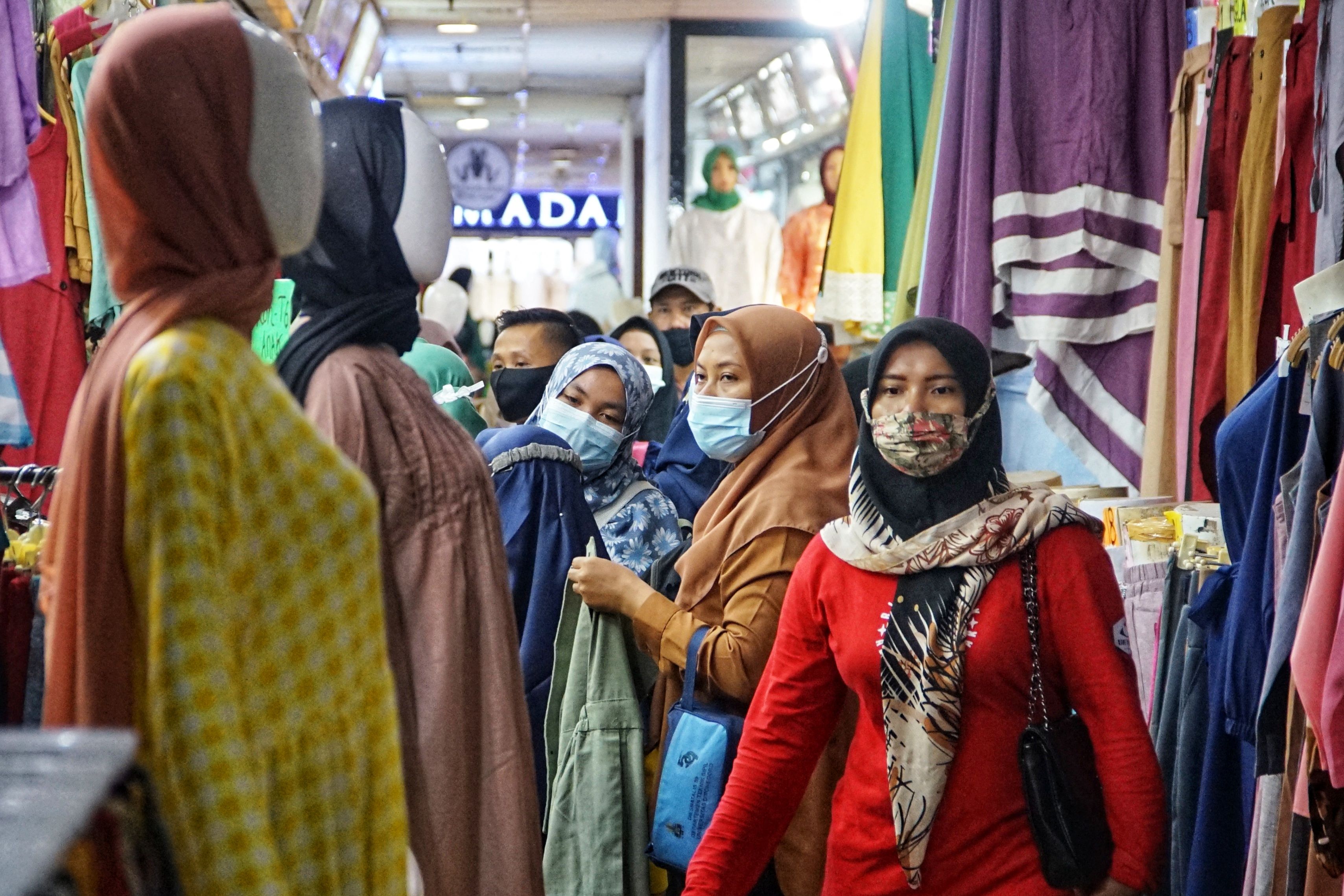 Warga berbelanja di pasar Tanah Abang, Jakarta, hari ini.
