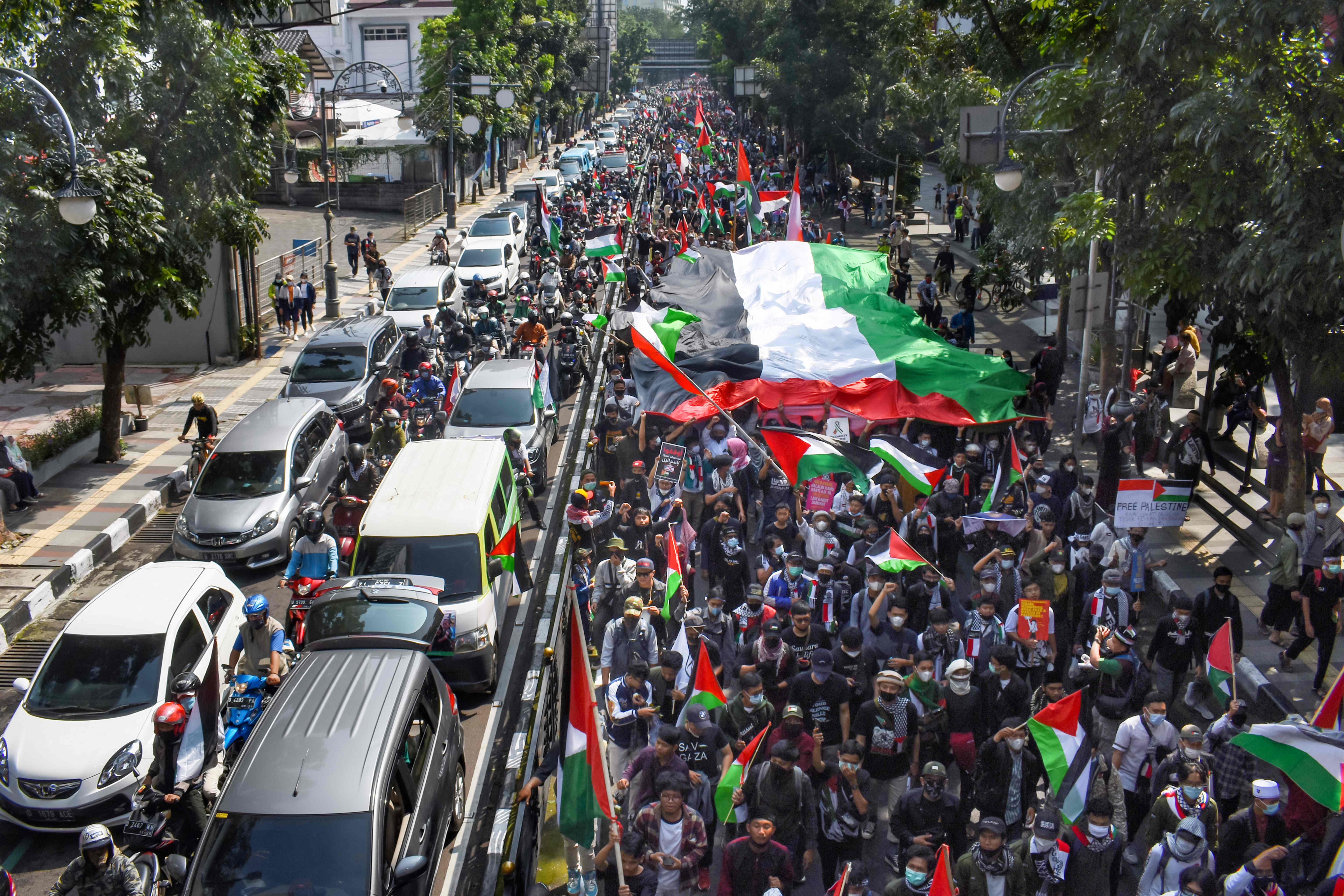 Masyarakat bandung turun ke jalan memberikan dukungan untuk Palestina