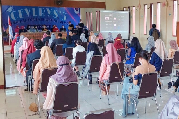 Kegiatan perpisahan dan pembagian rapor siswa kelas XII SMA 5 Kota Cimahi.