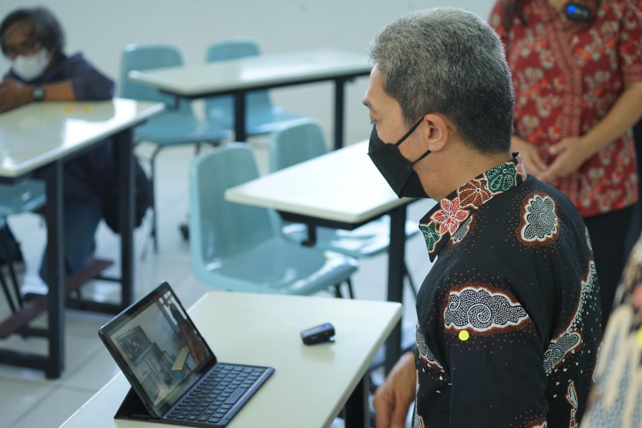 Wakil Wali Kota Bogor Dedie A Rachim saat meninjau kesiapan pelaksanaan PTM di Sekolah Kesatuan Bogor, Jumat (28/5)