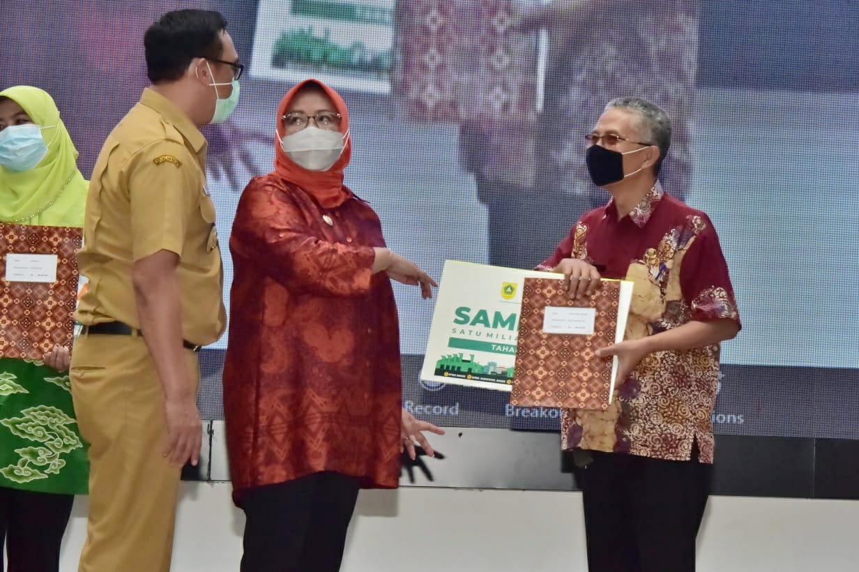 Bupati Bogor Ade Yasin dan Wakil Bupati Iwan Setiawan (baju dinas) saat menyerahkan secara simbolis program satu miliar satu desa.
