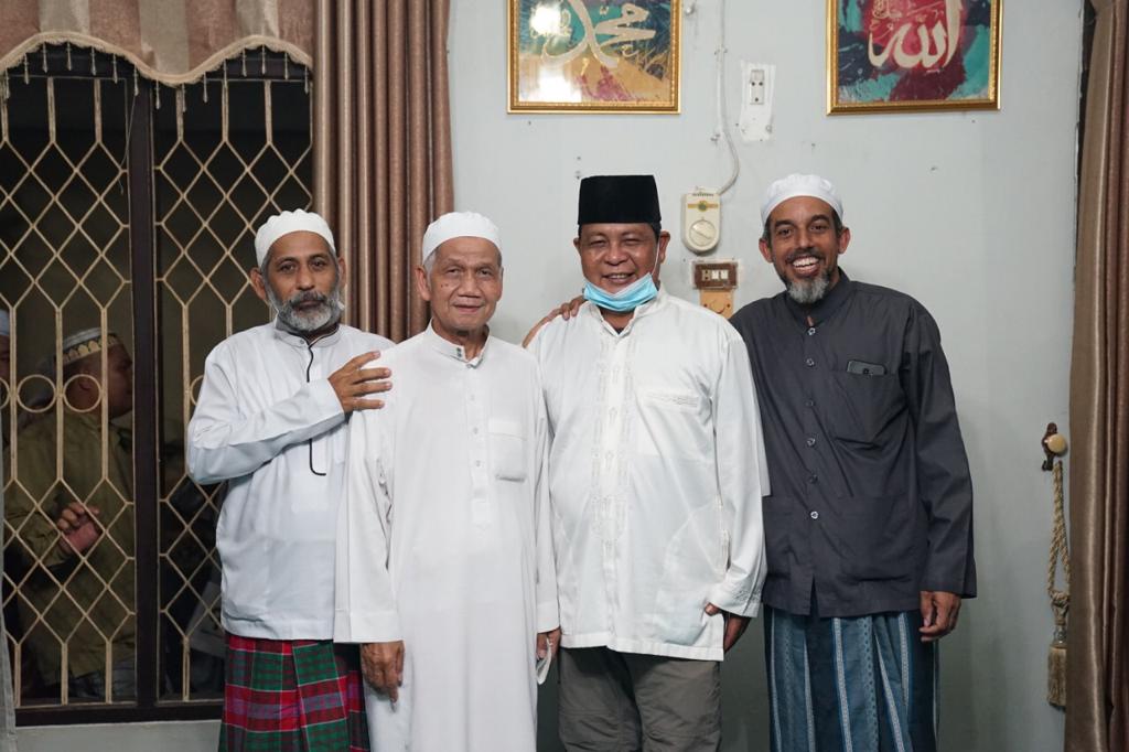 Para ulama Kota Martapura, Kabupaten Banjar Kalimantan Selatan mendukung Sahbirin Noor (berpeci) menang PSU Pilgub Kalsel