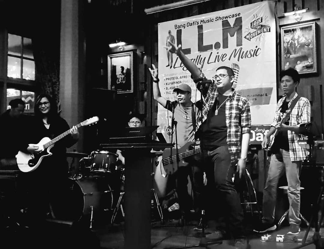 Aksi penampilan grup musik alternatif pop, Protocol Afro, di atas panggung.