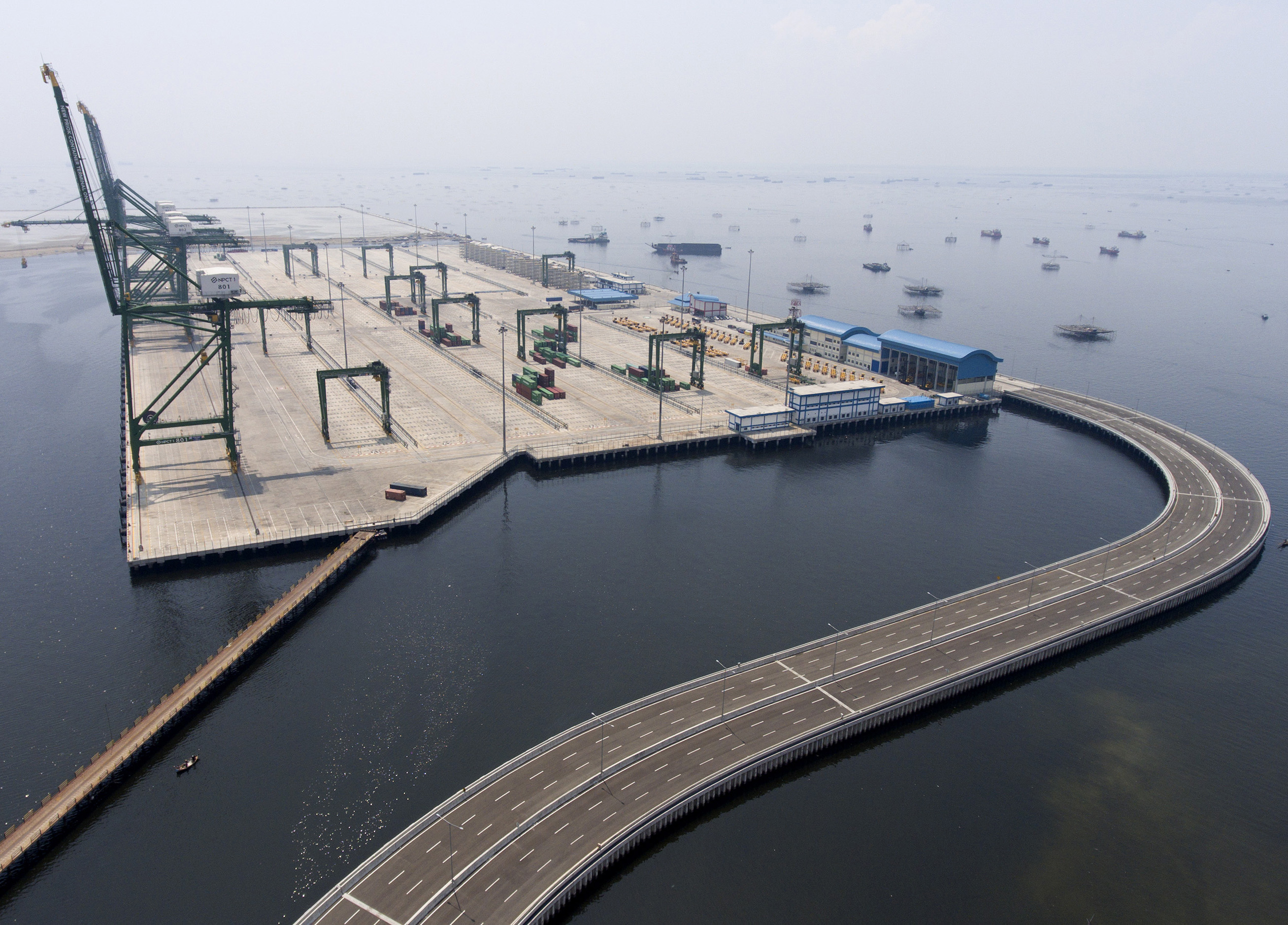 Foto udara New Priok Container Terminal 1 di Kalibaru, Jakarta Utara.