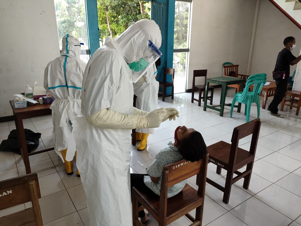 Siswa sekolah dasar di Kabupaten Sikka, NTT menjalani rapid test antigen Covid-19