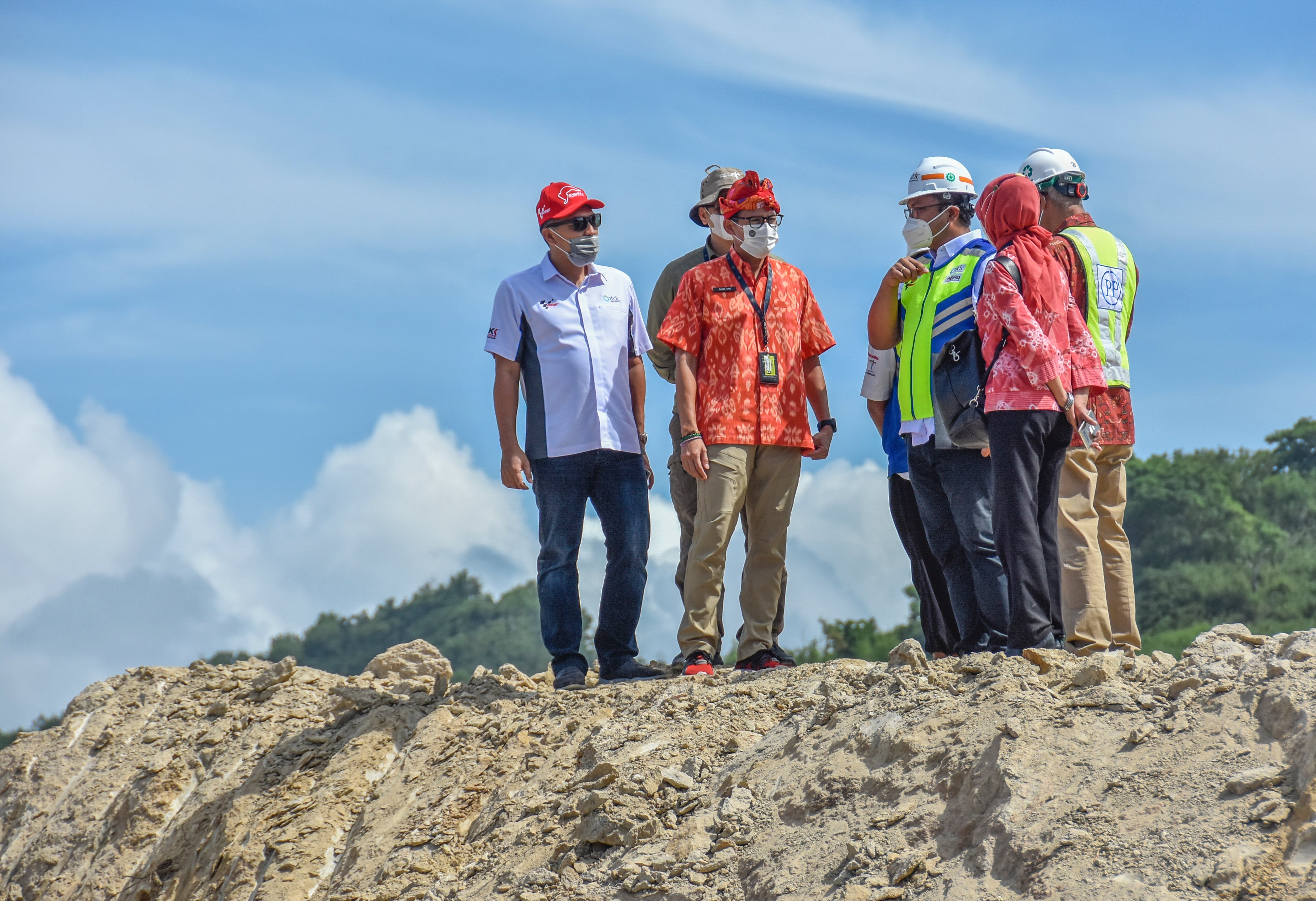 Menteri Pariwisata dan Ekonomi Kreatif Sandiaga Salahuddin Uno (kedua kiri) meninjau sirkuit mandalika