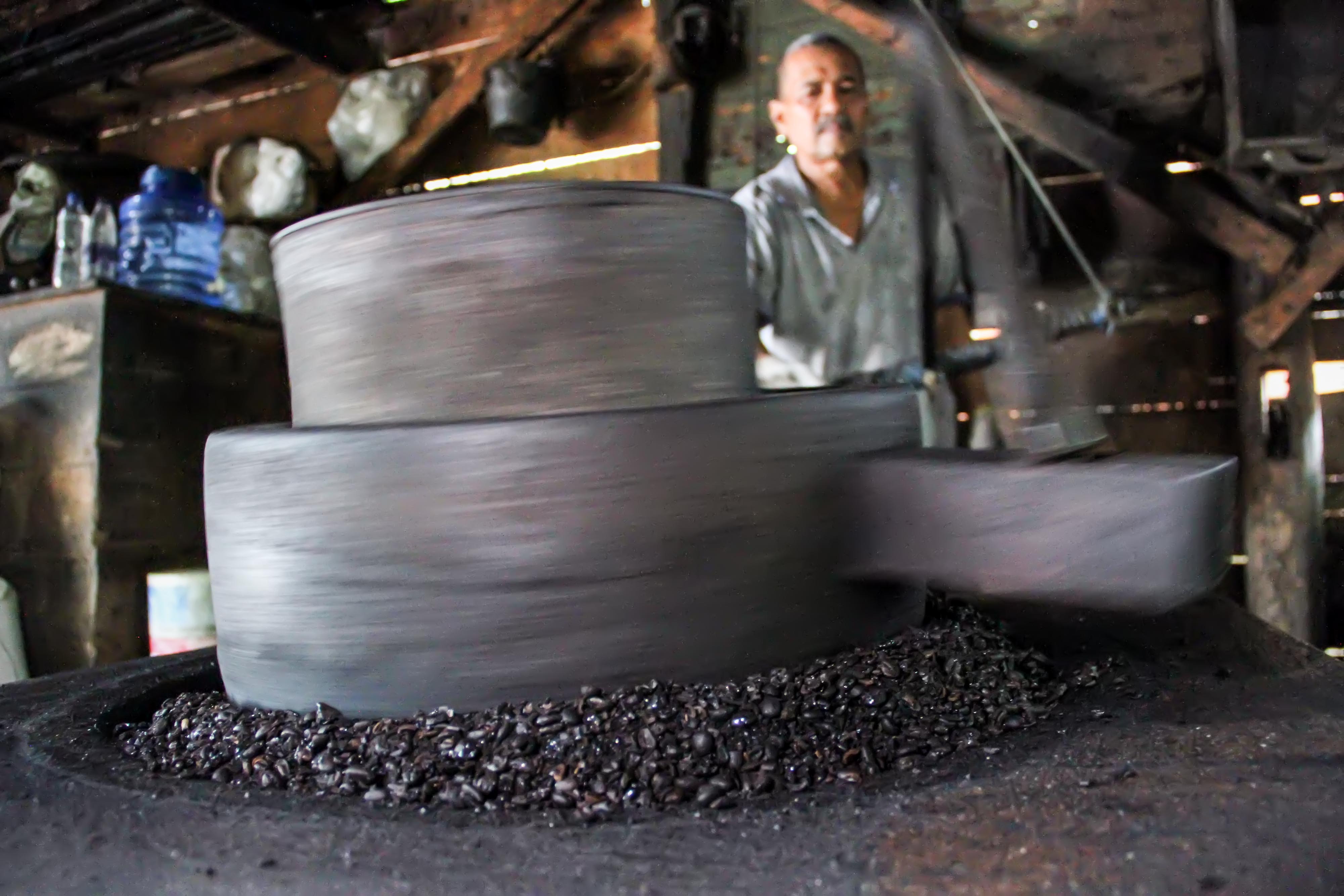 Ilustrasi pekerja saat menggiling biji kopi robusta di wilayah Aceh.