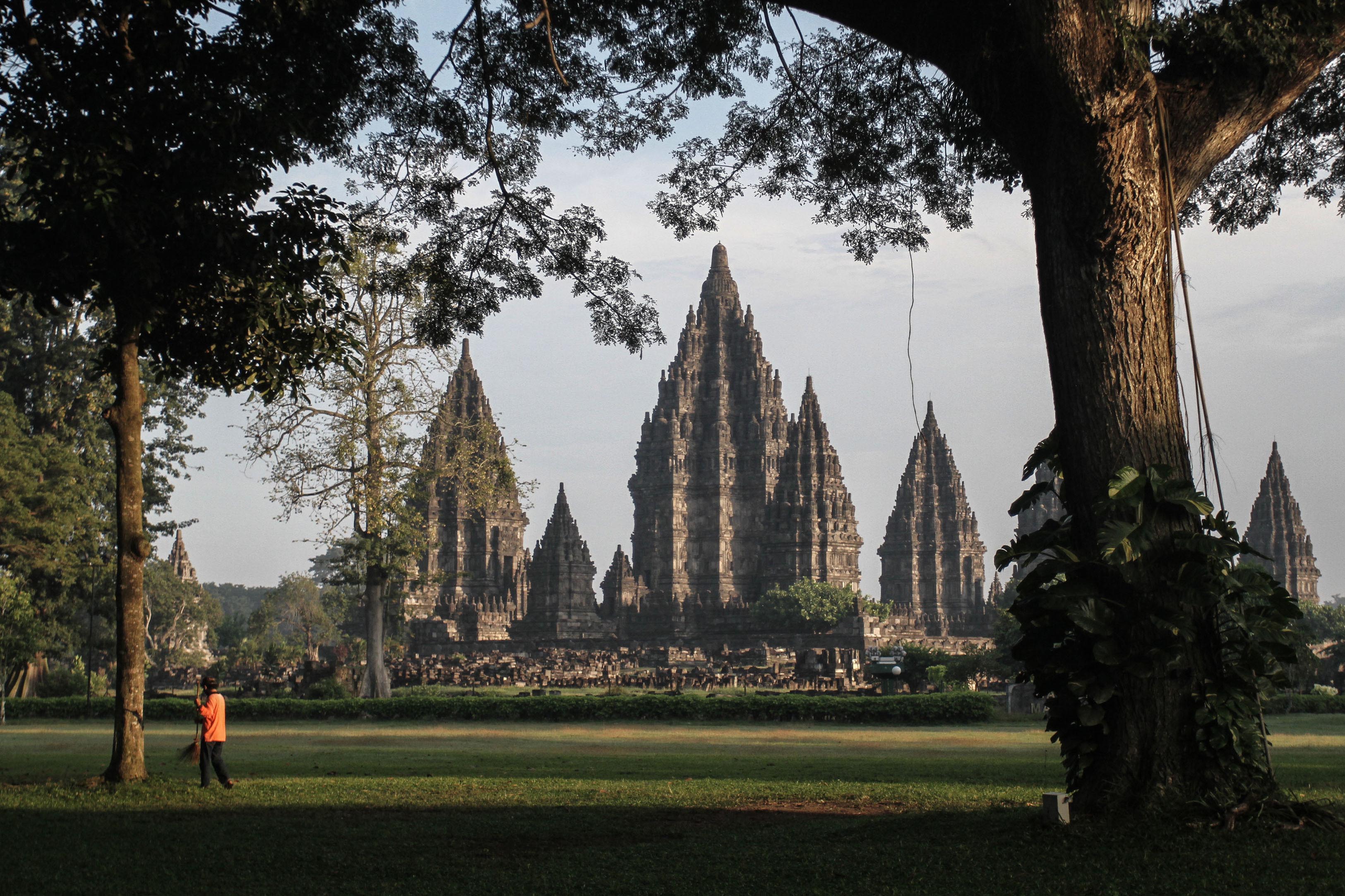  Suasana pagi di kawasan Taman Wisata Candi Prambanan, Sleman, Daerah Istimewa Yogyakarta