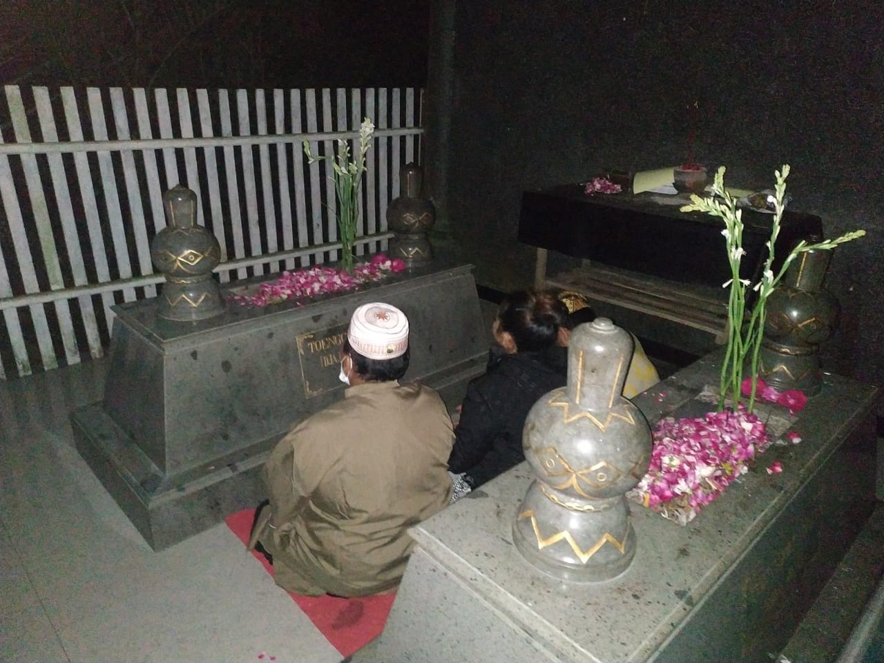 Pengurus Partai Emas ziarah ke makam Sunan Ampel di Surabaya, Selasa (18/5/2021).