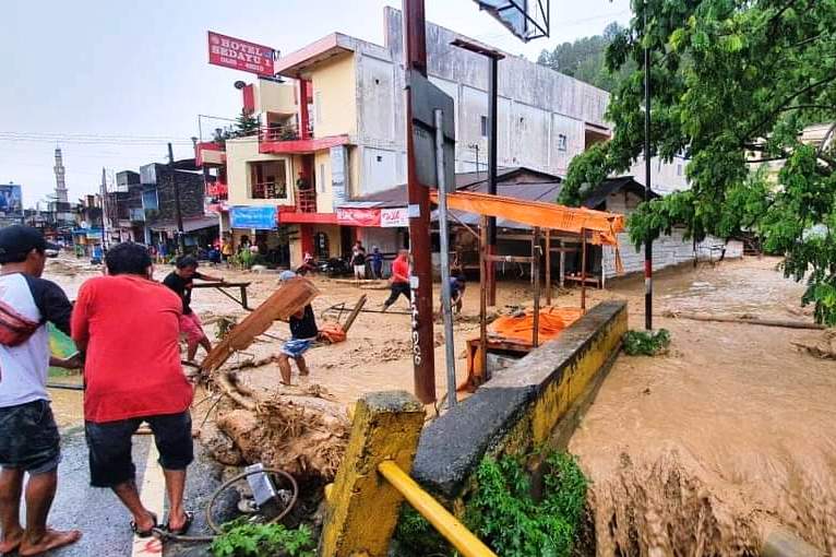 Banjir di sekitar Danau Toba.
