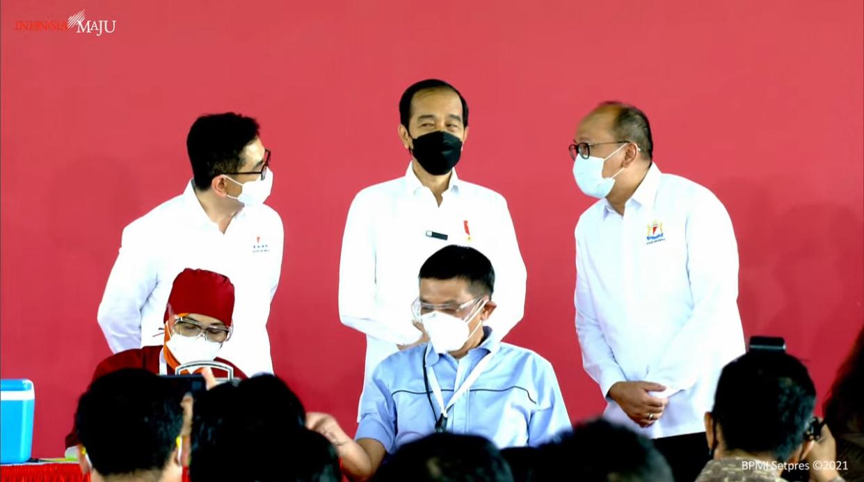 Presiden Joko Widodo (tengah berdiri) meninjau pelaksanaan vaksinasi gotong royong di Jababeka, Bekasi, Selasa (18/5).