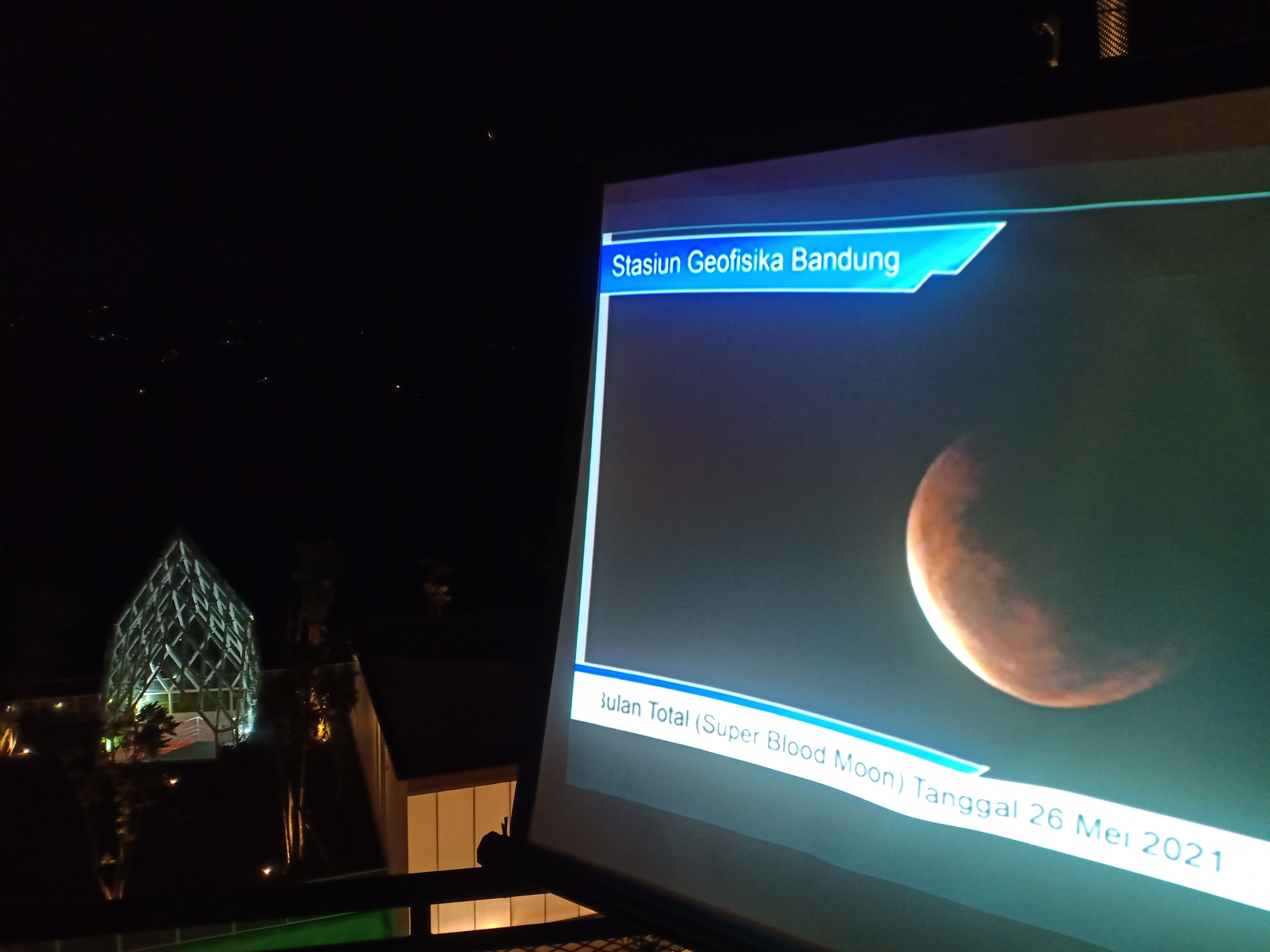 Fase puncak gerhana bulan yang berhasil teramati oleh BMKG Bandung, Rabu (26/5) malam.