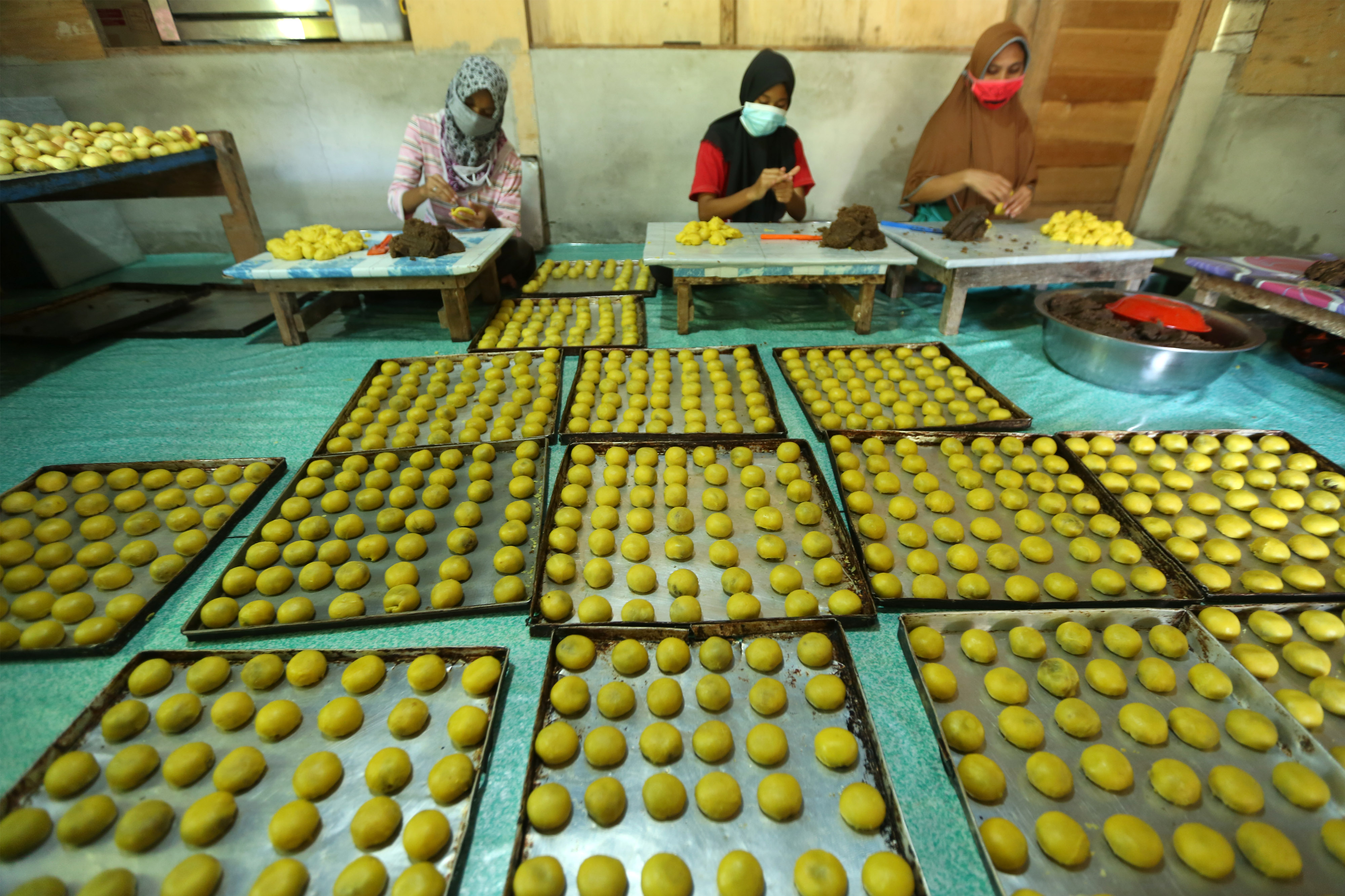 Pekerja UMKM rumahan membuat kue kacang (bakpia) khas Sabang di Aceh.