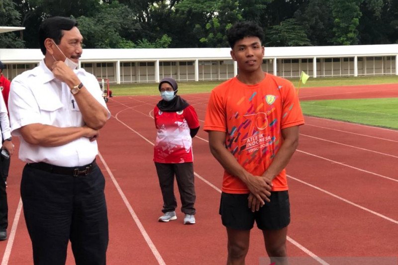 Ketua Umum PB PASI Luhut Binsar Panjaitan (kiri) menjanjikan Zohri jika mampu mencatatkan waktun di bawah 10 detik di Olimpiade Tokyo  