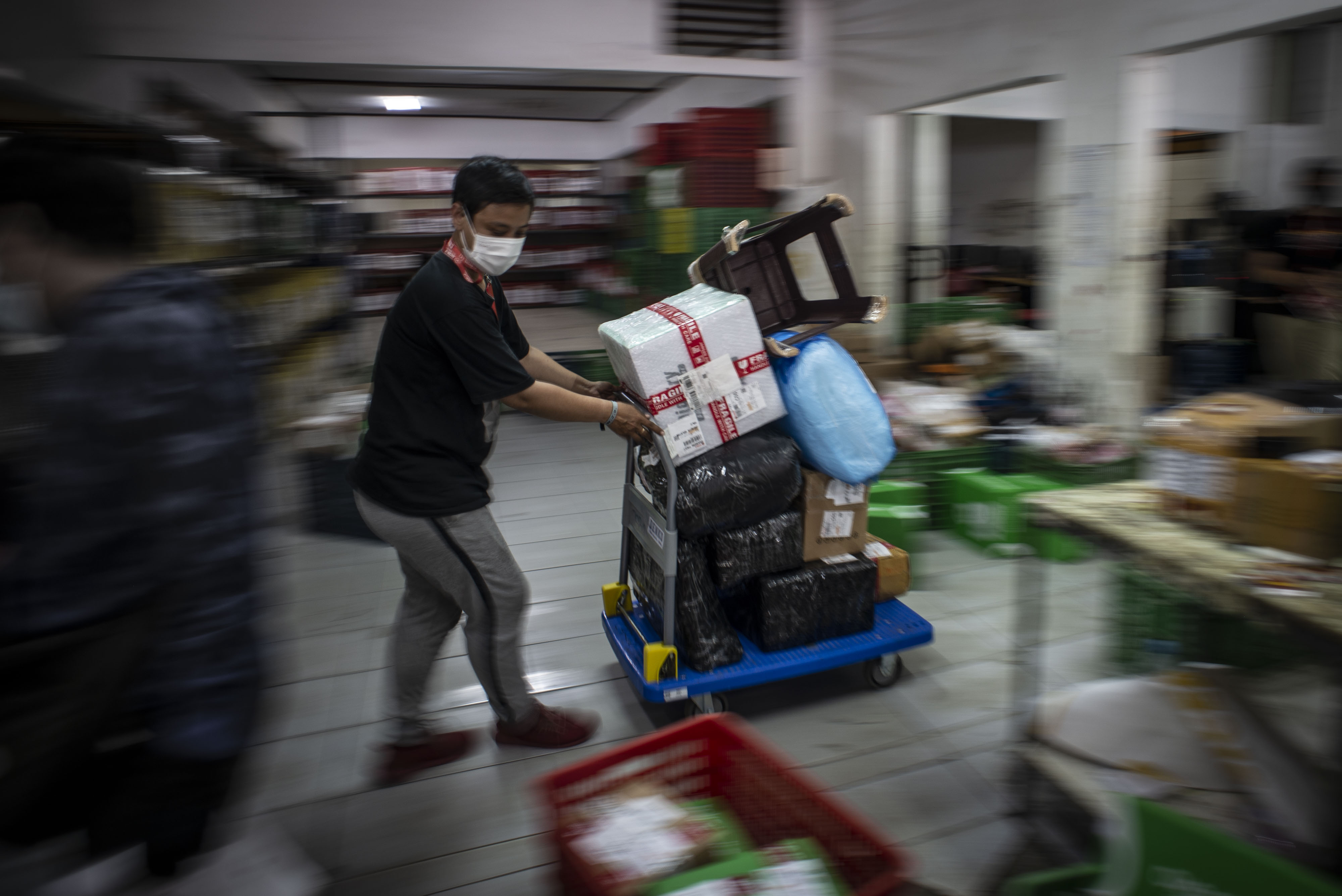 Petugas jasa pengiriman menyortir barang yang akan dikirimkan ke pelanggan di SiCepat Ekspres Pancoran (HUB) G23, Jakarta, Minggu (11/4).