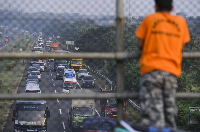 Sejumlah kendaraan memadati ruas Jalan Tol Palimanan-Kanci di Cirebon, Jawa Barat.