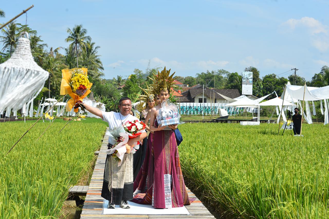 Peragaan Busana Digelar di Tengah Sawah di Magelang
