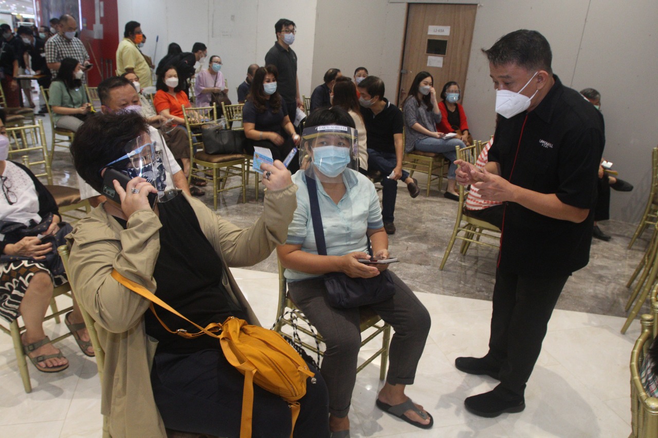 Program vaksinasi Covid-19 dilaksanakan di Lippo Mall, Jakarta.