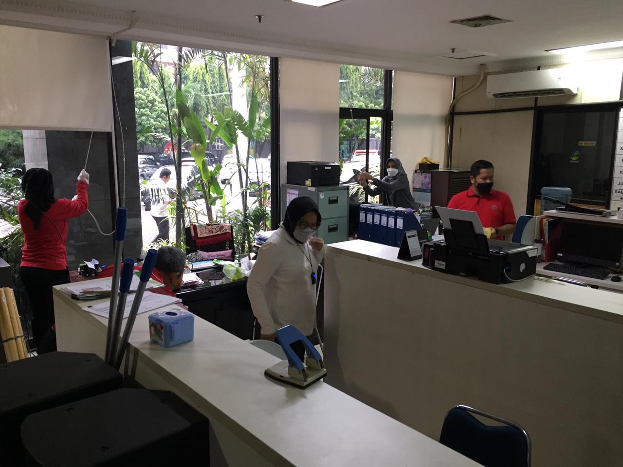Mensos Tri Rismaharini melakukan inspeksi mendadak (sidak) di lingkungan kantor Kementerian Sosial, Salemba Jakarta.