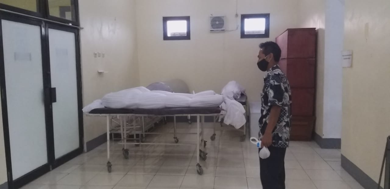 Petugas kamar mayat RSUD Bumiayu, Kabupaten Brebes, Rozikin memperlihatkan jenazah korban kecelakaan mobil ambulans.