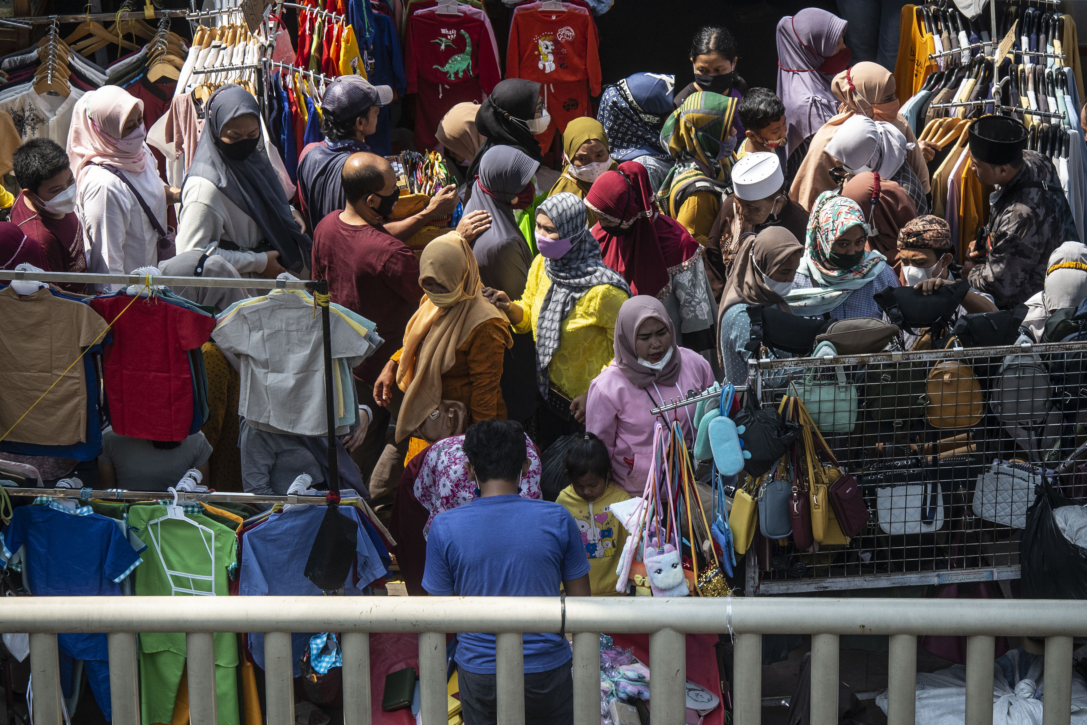 Warga memadati kawasan Jembatan Penyeberangan Multiguna atau Skybridge Tanah Abang di Jakarta.