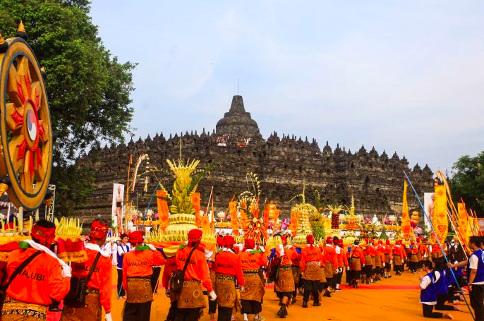 Sejumlah umat Budha mengikuti kirab saat prosesi kirab Waisak 2563 BE/2019 di kawasan Candi Borobudur, Magelang.