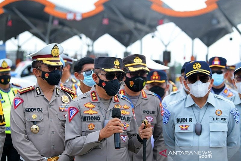  Kakorlantas Polri Irjen Istiono (tengah) saat mengecek titik penyekatan di Bundaran Waru dekat Mal Cito, Surabaya, Kamis (29/4).