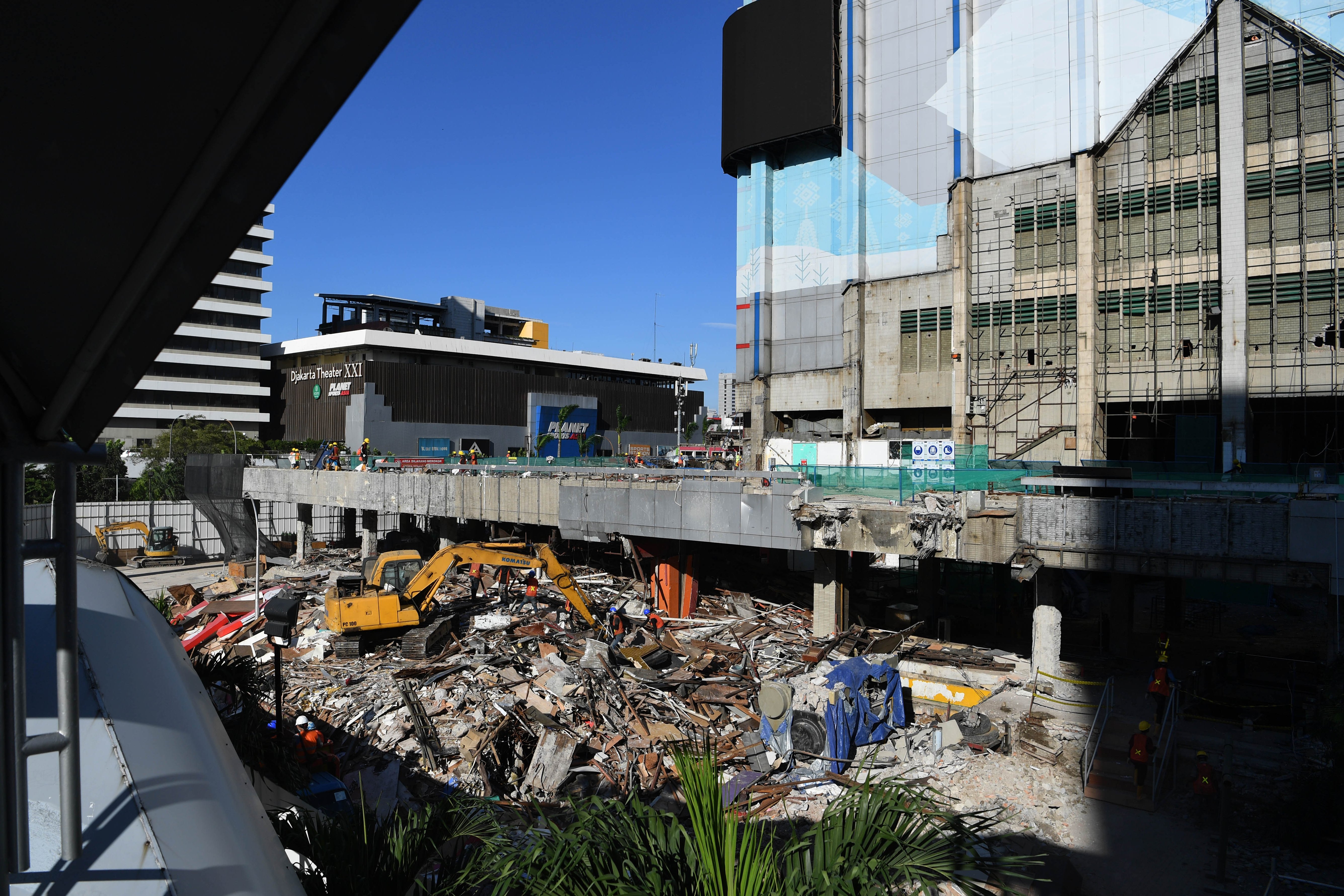 Pekerja memindahkan material saat renovasi Gedung Sarinah di Jakarta, beberapa waktu lalu.
