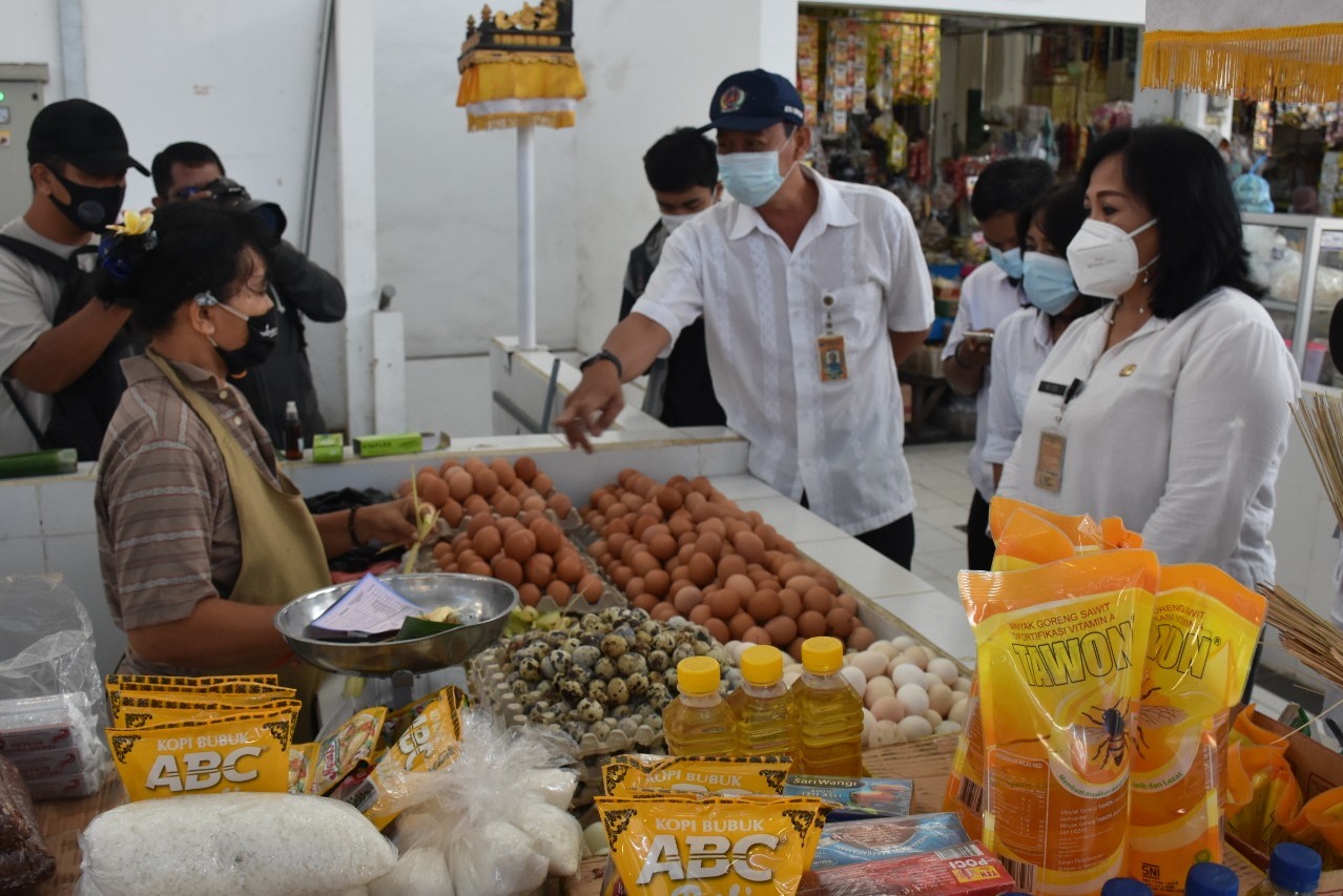 Kepala Disperindag Kota Denpasar Ni Nyoman Sri Utari (kanan) saat memimpin pemantauan harga kebutuhan pokok di Pasar Phula Kerthi Denpasar.