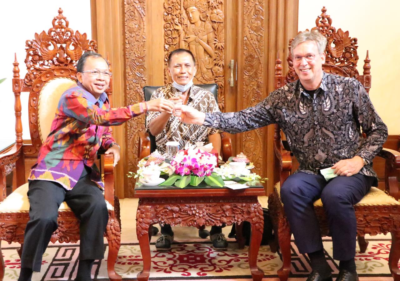 Gubernur Bali I Wayan Koster dan Duta Besar Uni Eropa Vincent Piket melakukan toast menggunakan arak Bali.