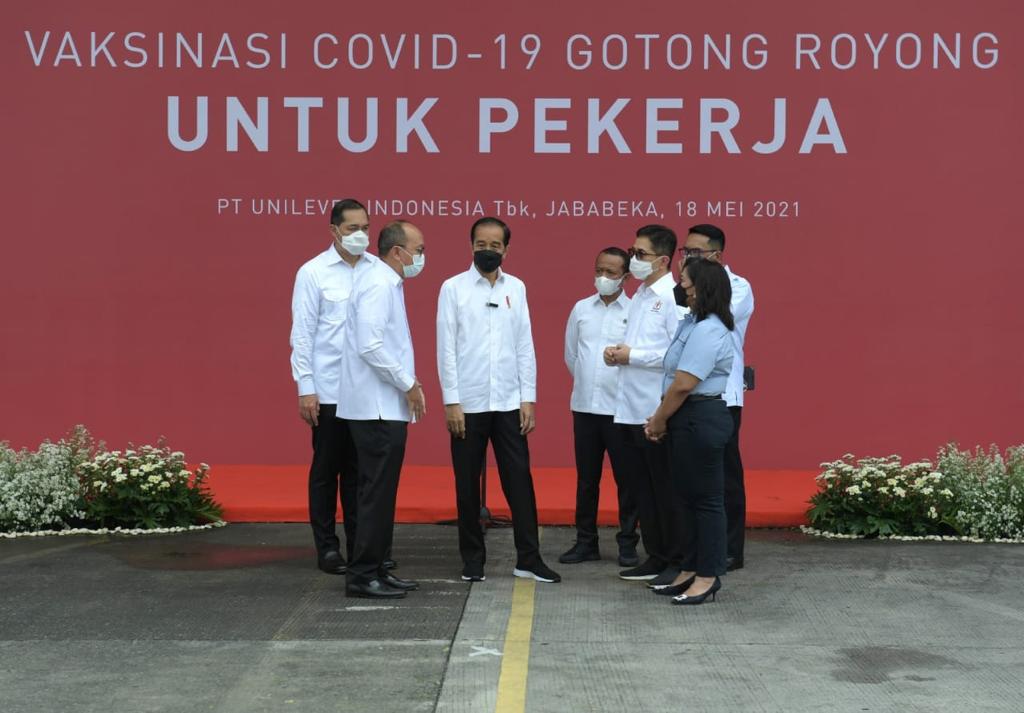 Presiden Joko Widodo meninjau vaksinasi Gotong Royong di Kawasan Industri Jababeka Cikarang, Jawa Barat, Selasa (18/5/2021).