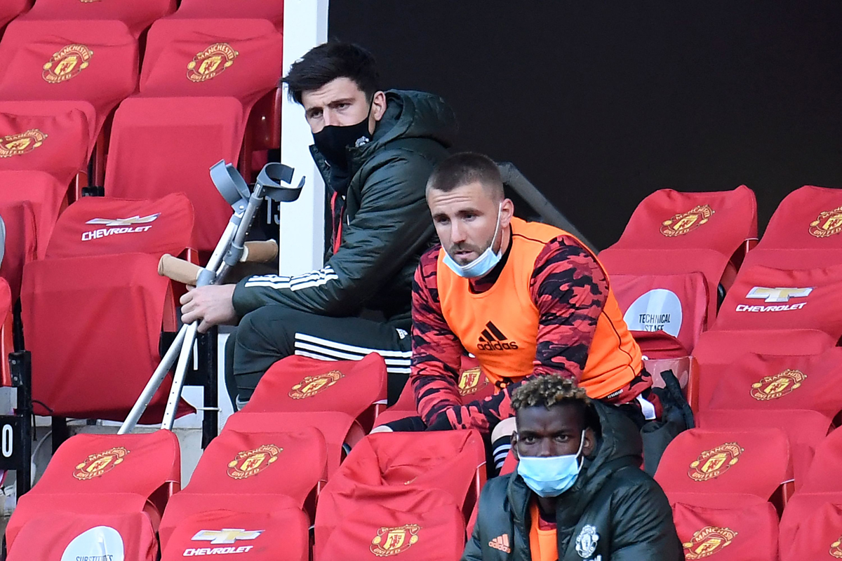 Harry Maguire (kiri) harus absen membela Manchester United setelah mengalami cedera pergelangan kaki.