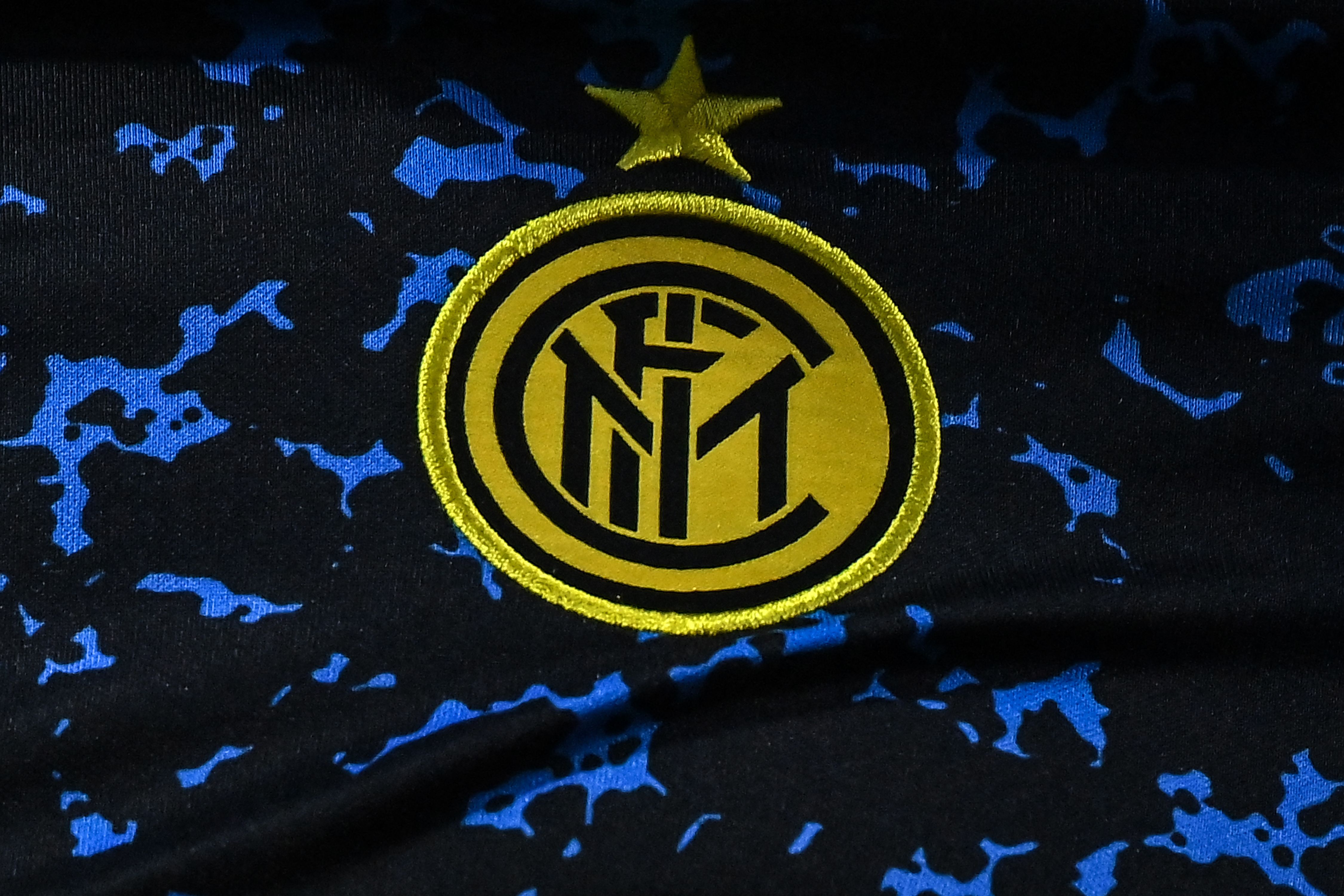 Logo Inter Milan terlihat di jersey klub Serie A itu.