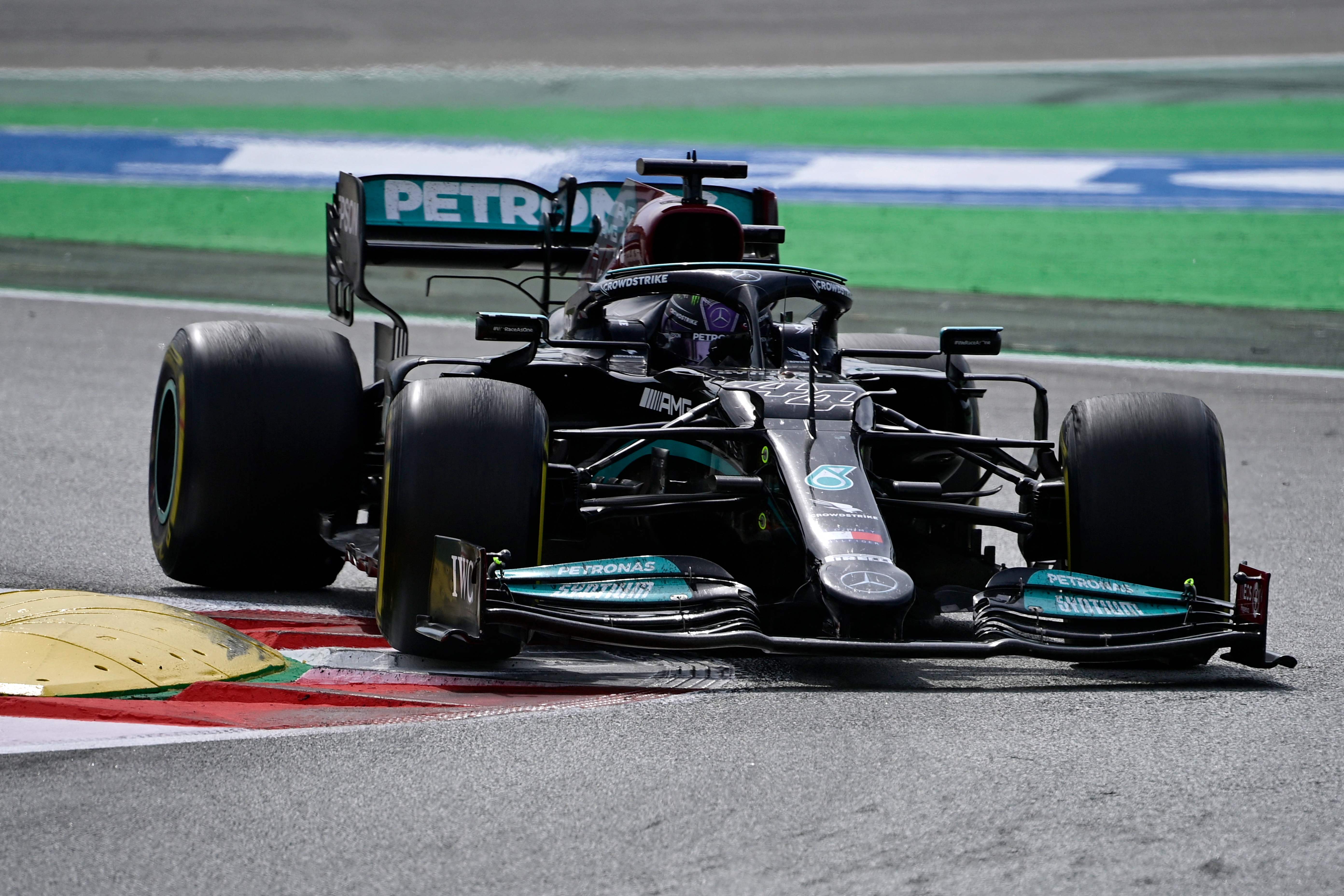 Kendaraan W12 Mercedes yang dikendarai pembalap Lewis Hamilton memiliki keunggulan kecepatan dari kendaraan RB16B tim Red Bull.