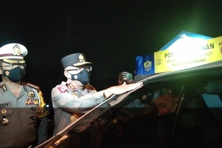 Kakorlantas Polri Irjen Pol Istiono didampingi Dirlantas Polda Jabar Kombes Pol Eddy Djunaedi menempelkan stiker pada mobil pemudik.